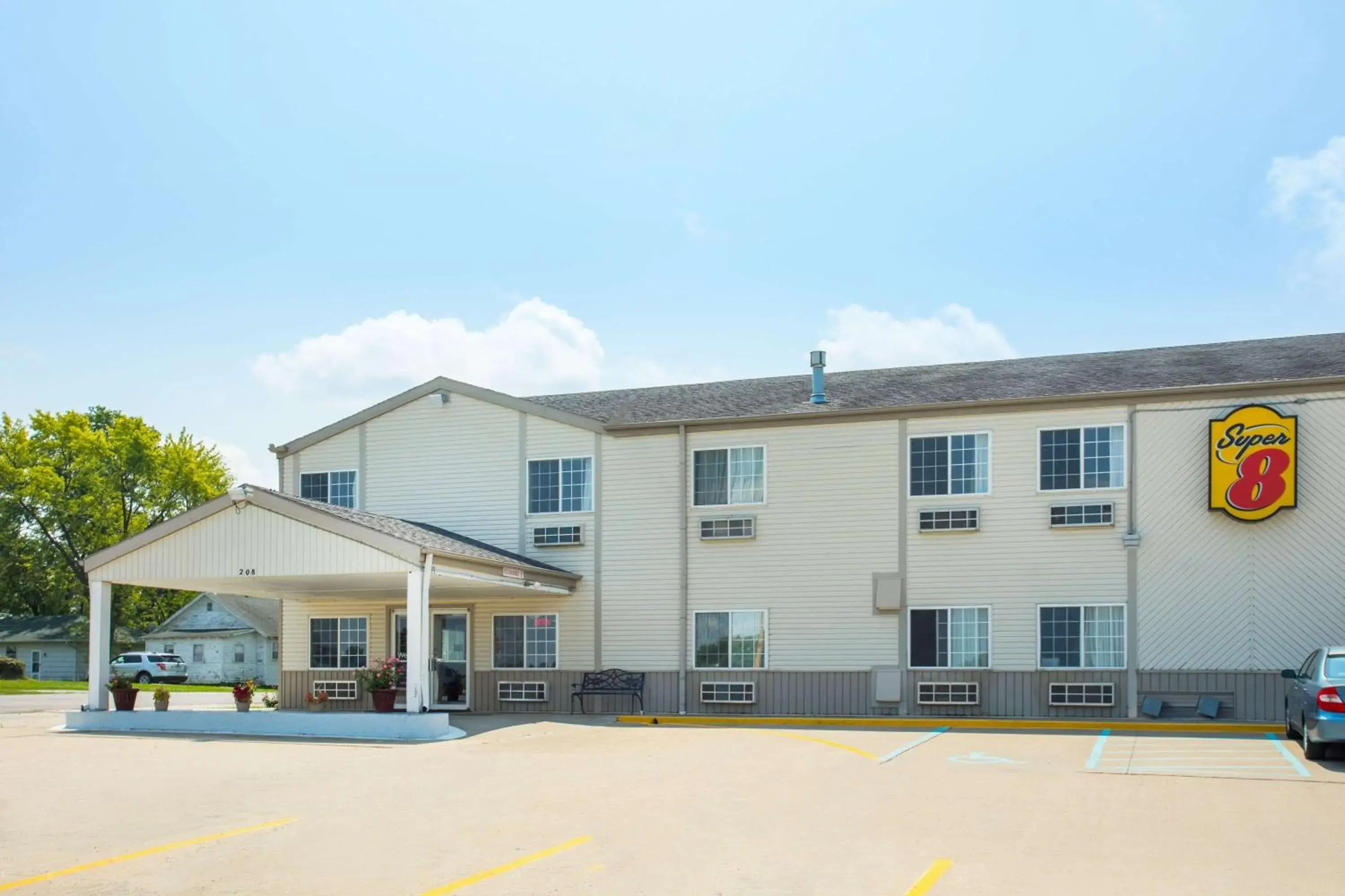 Property building in Super 8 by Wyndham Sweet Springs Property building in Super 8 by Wyndham Sweet Springs