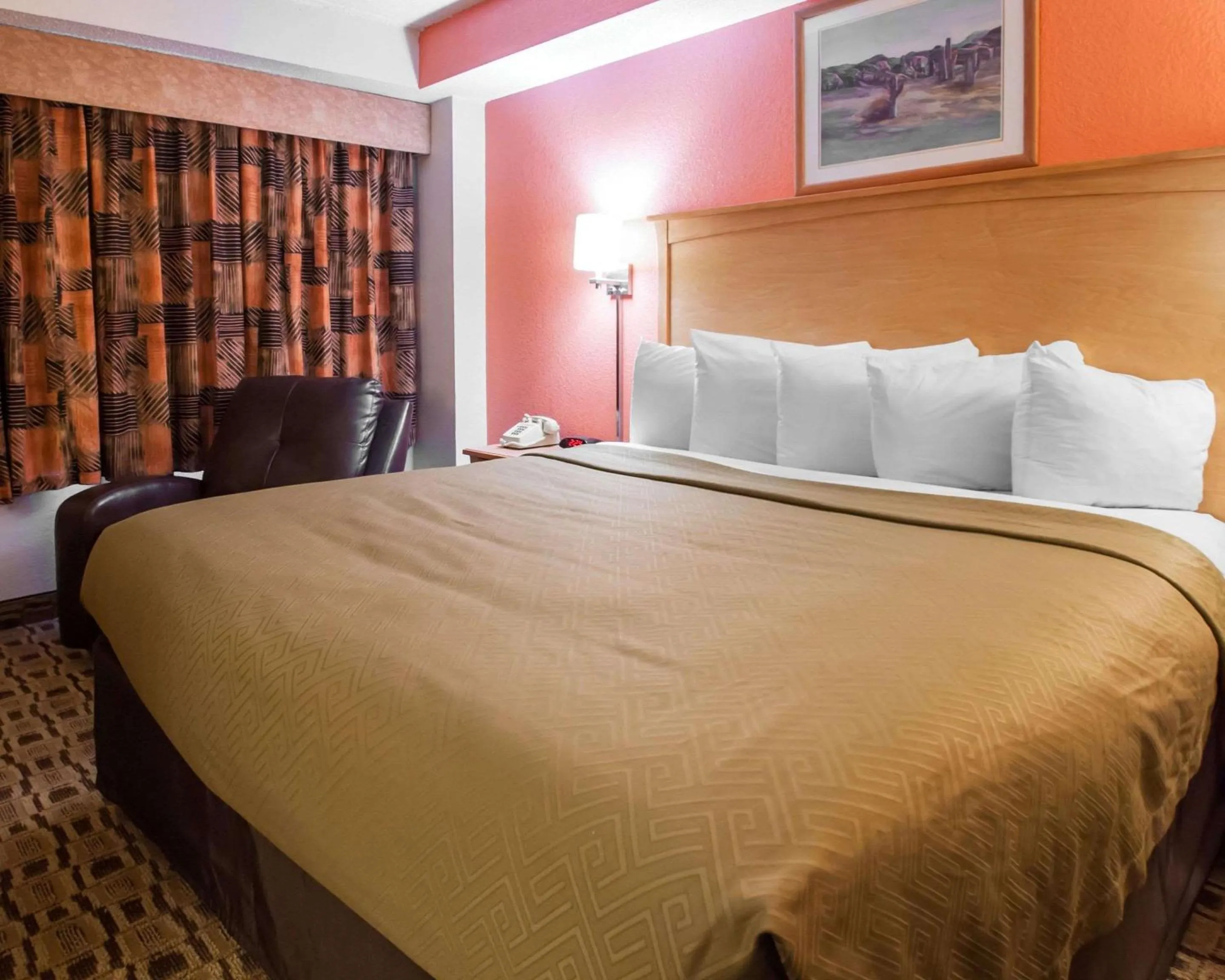 Photo of the whole room, Bed in Econo Lodge Kansas City Downtown North