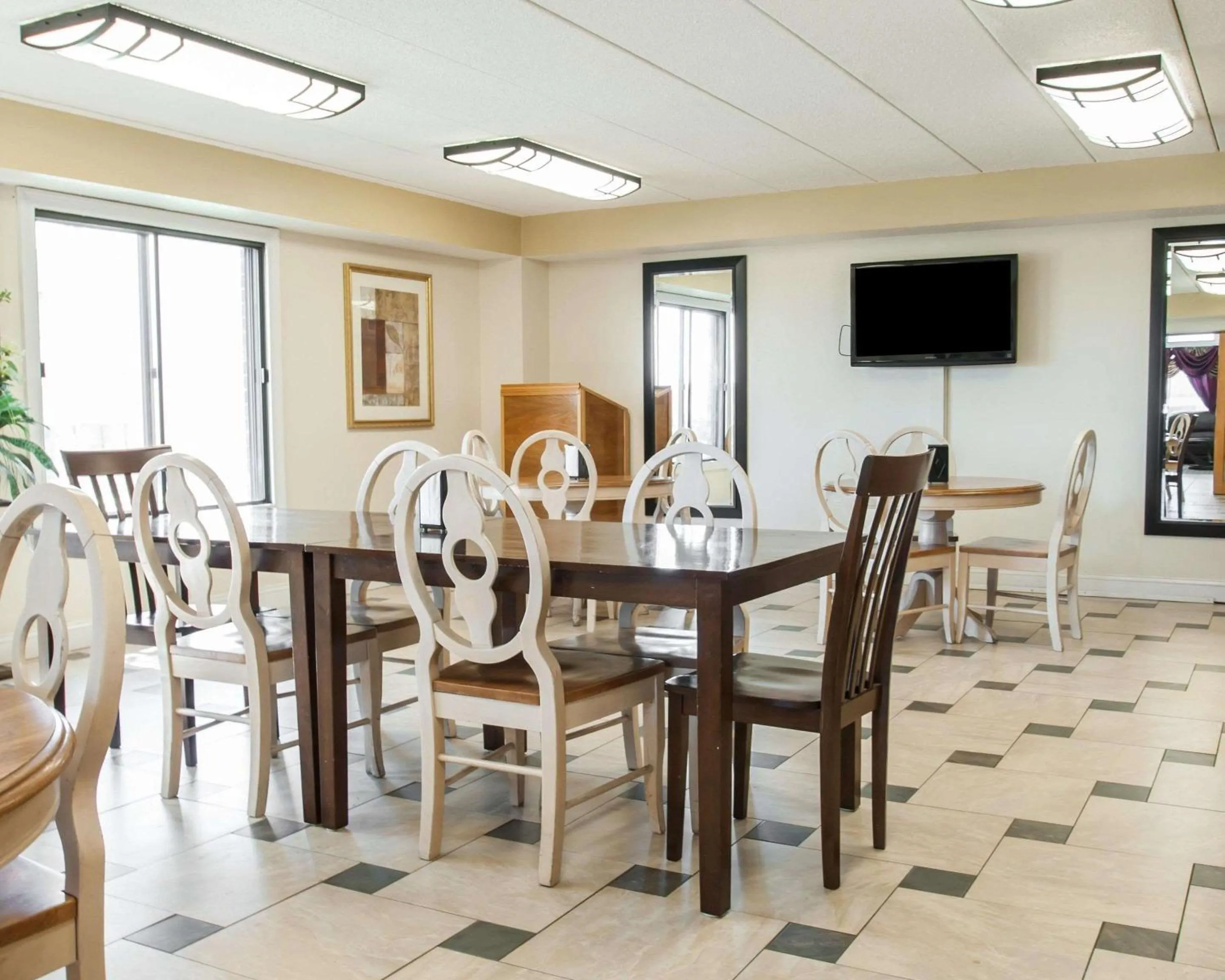 Restaurant/places to eat in Econo Lodge Kansas City Downtown North