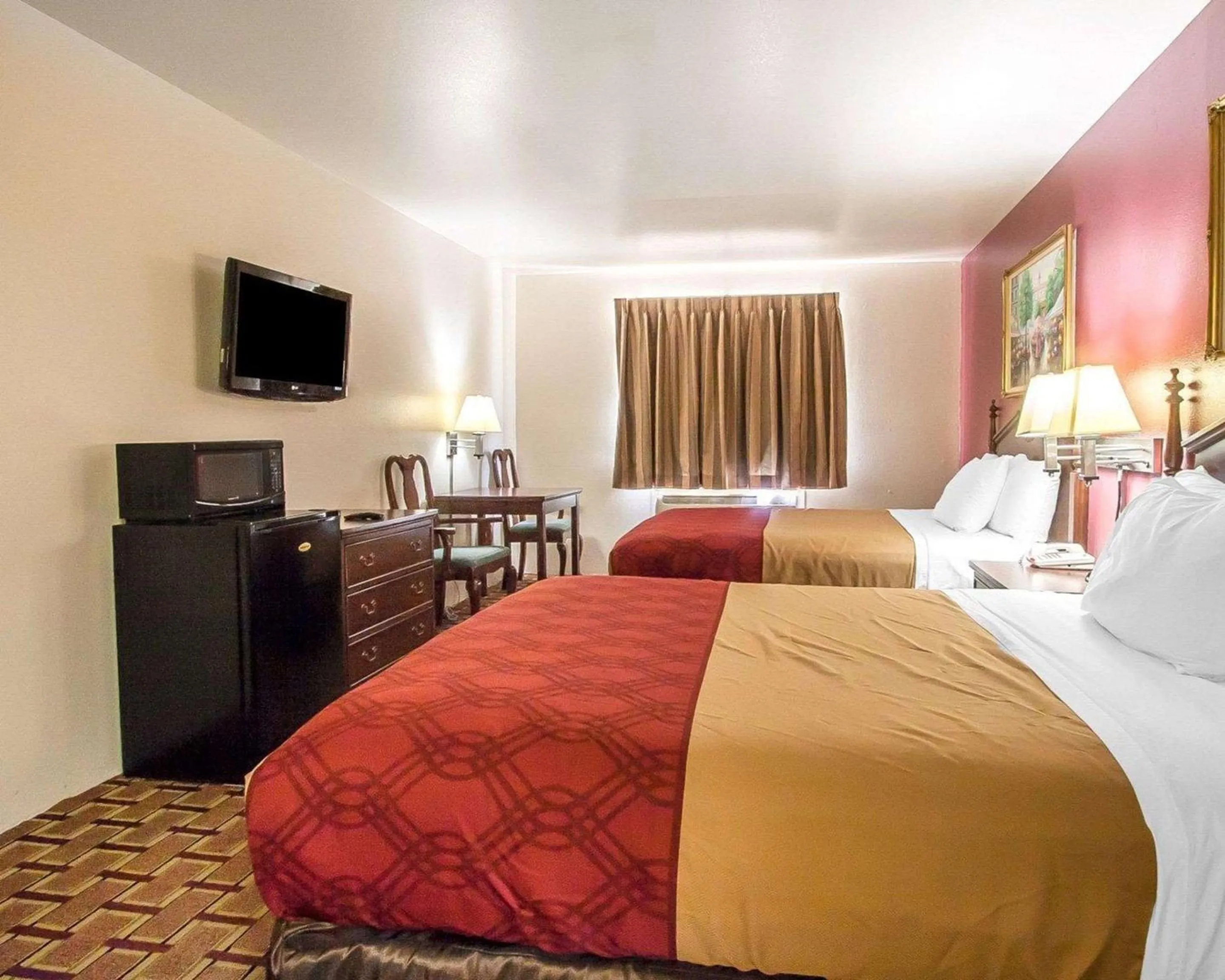 Photo of the whole room in Econo Lodge