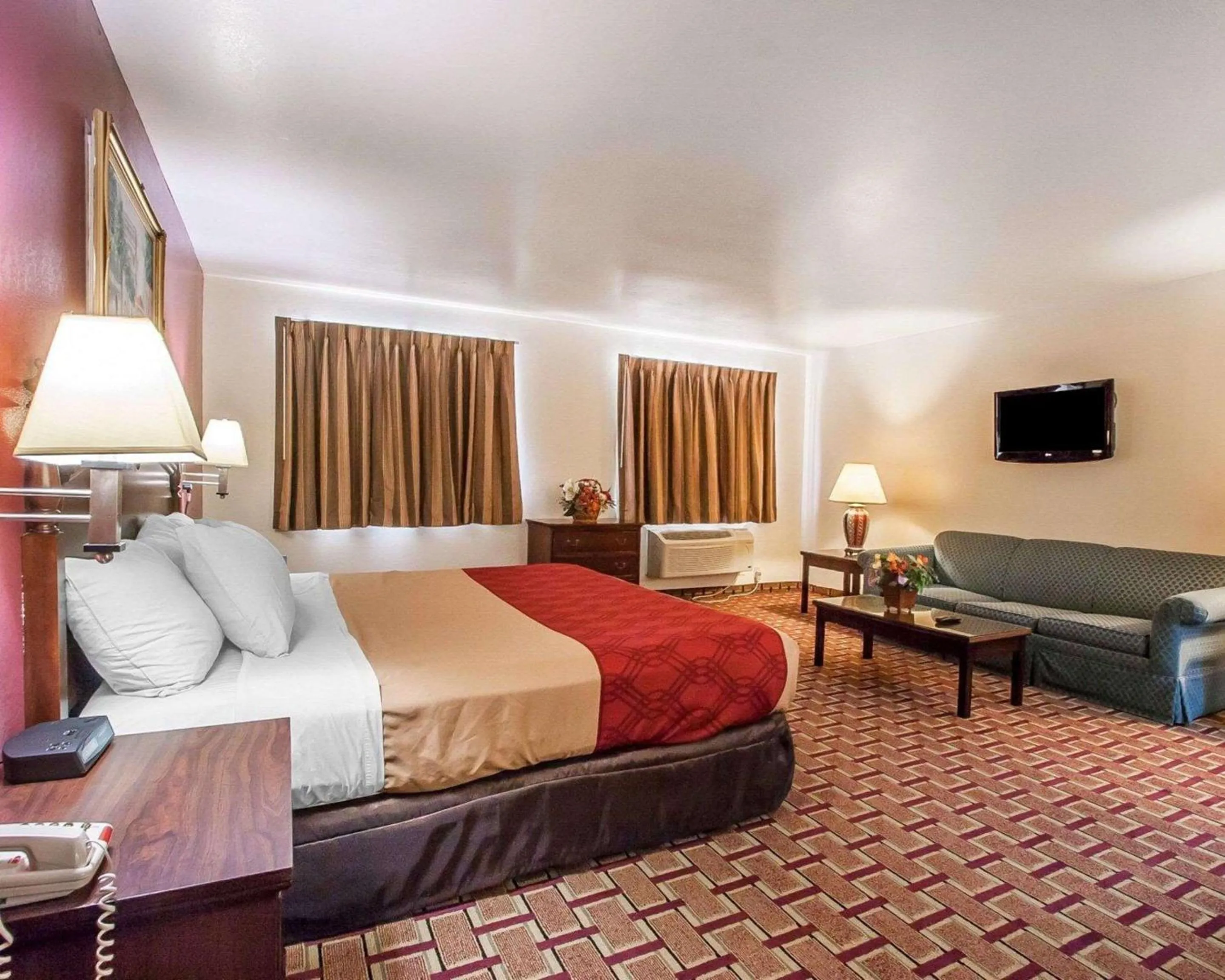 Photo of the whole room in Econo Lodge