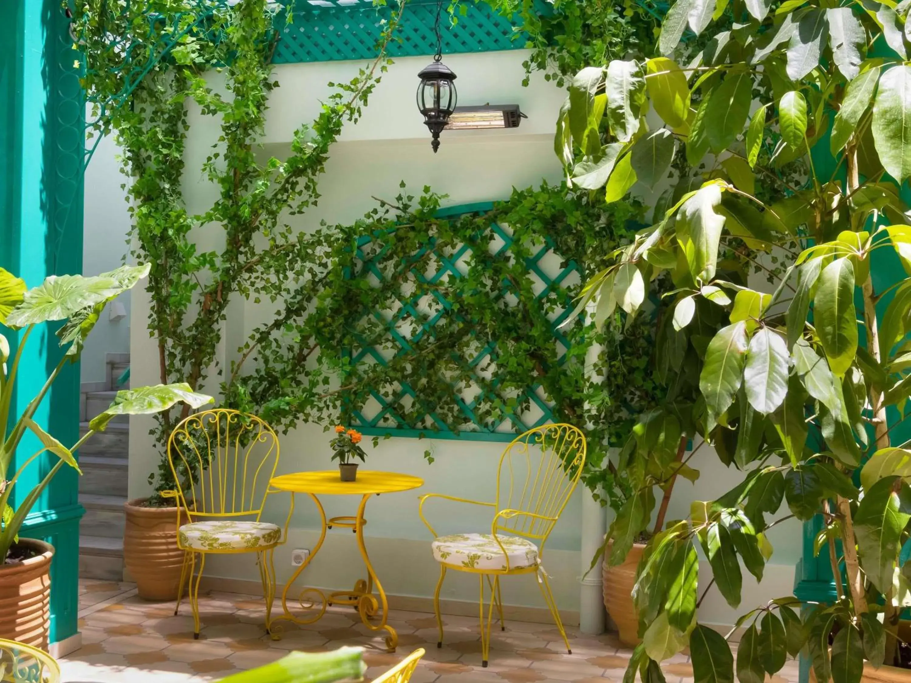 Lounge or bar in ibis Styles Athens Routes Lounge or bar in ibis Styles Athens Routes