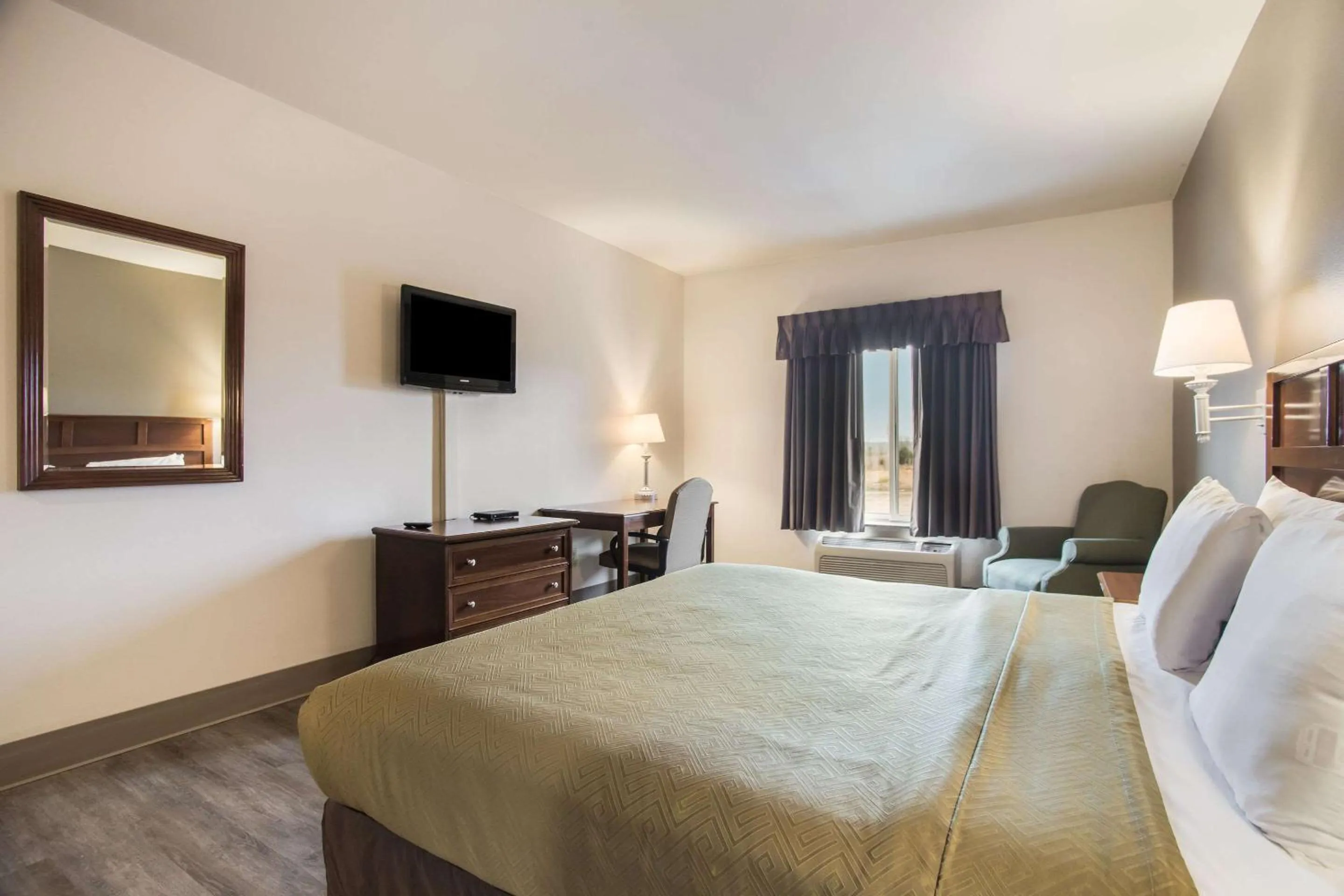 Bedroom, Bed in Econo Lodge Anderson