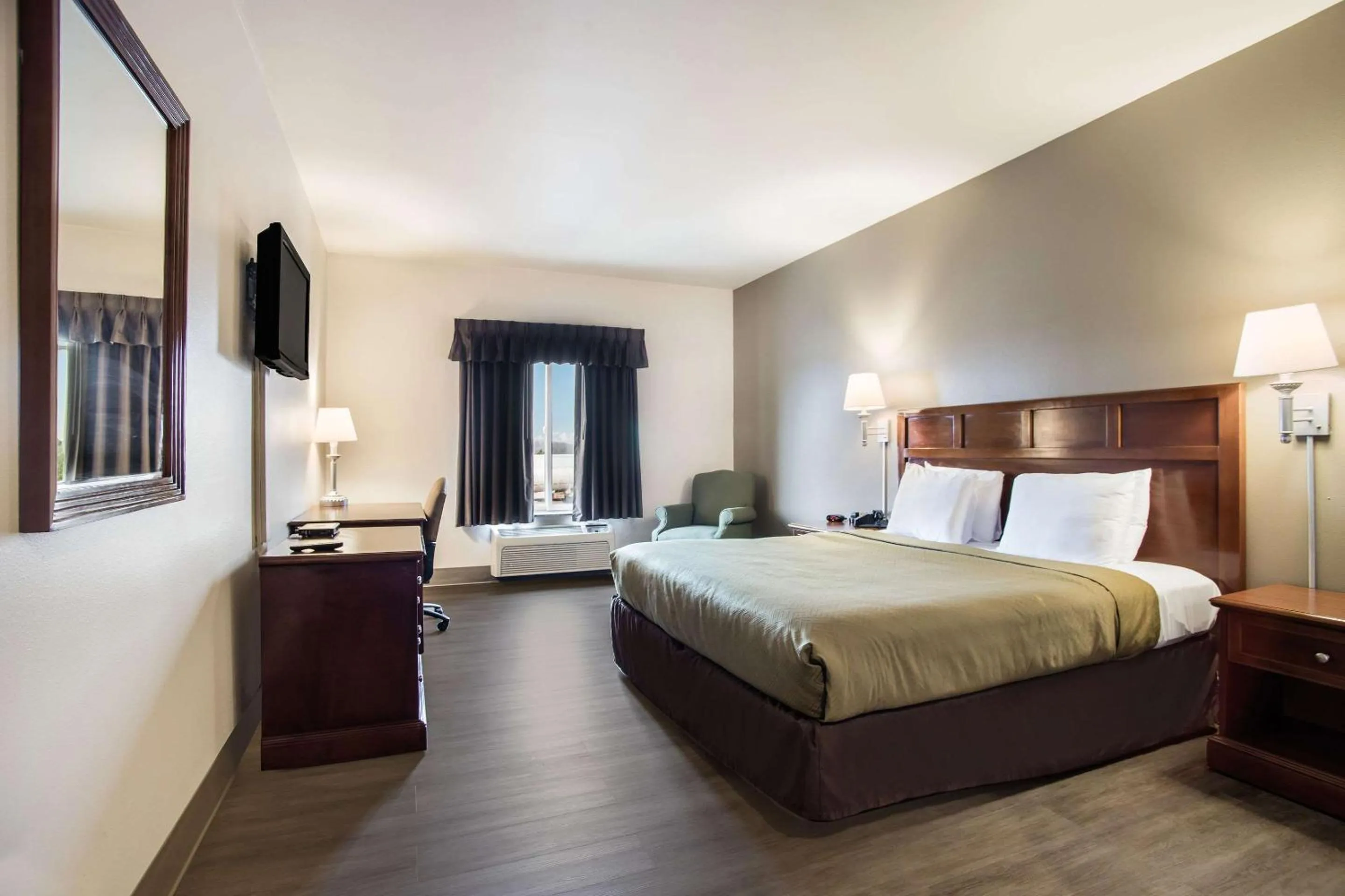 Bedroom, Bed in Econo Lodge Anderson