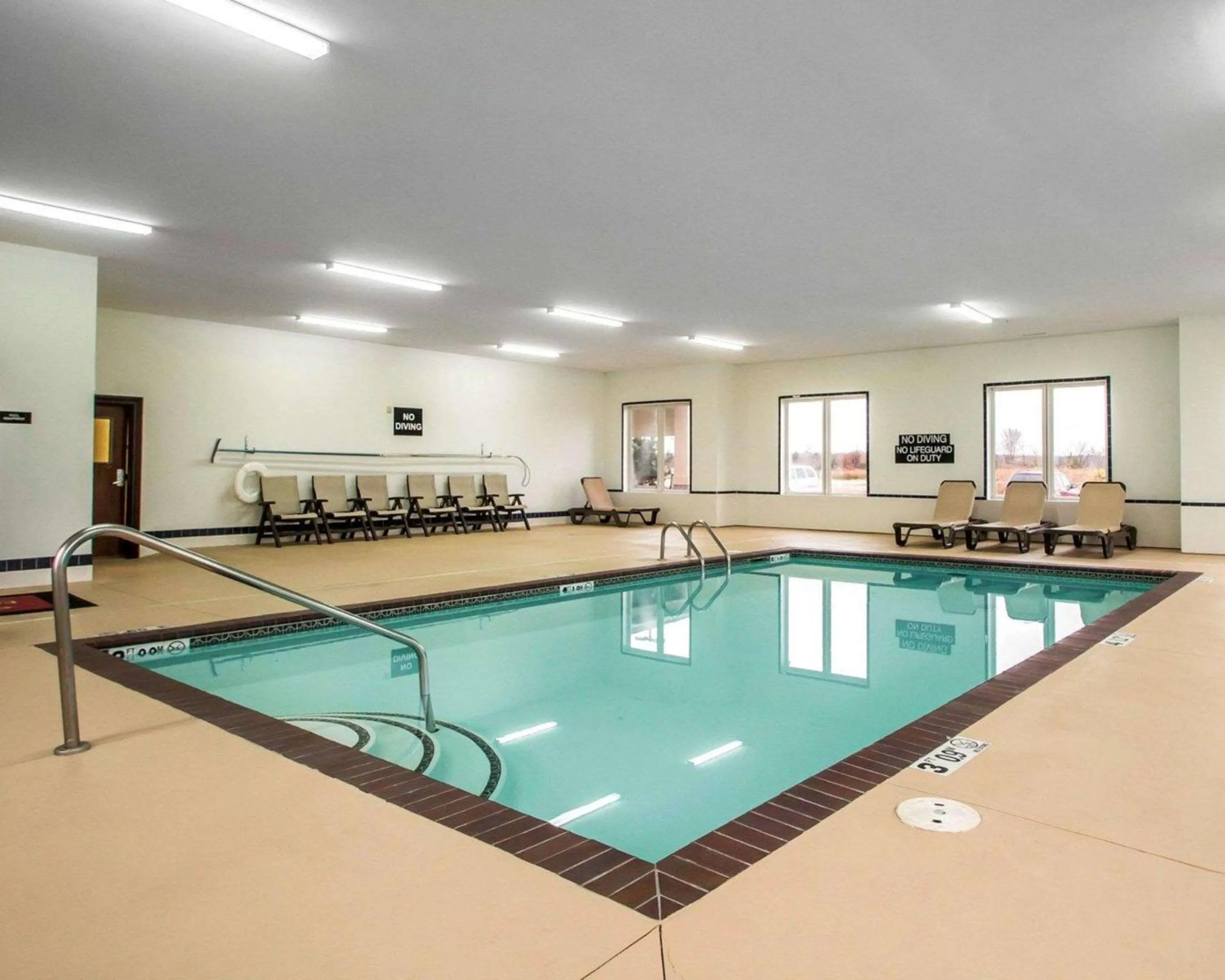 Swimming pool in Econo Lodge Anderson