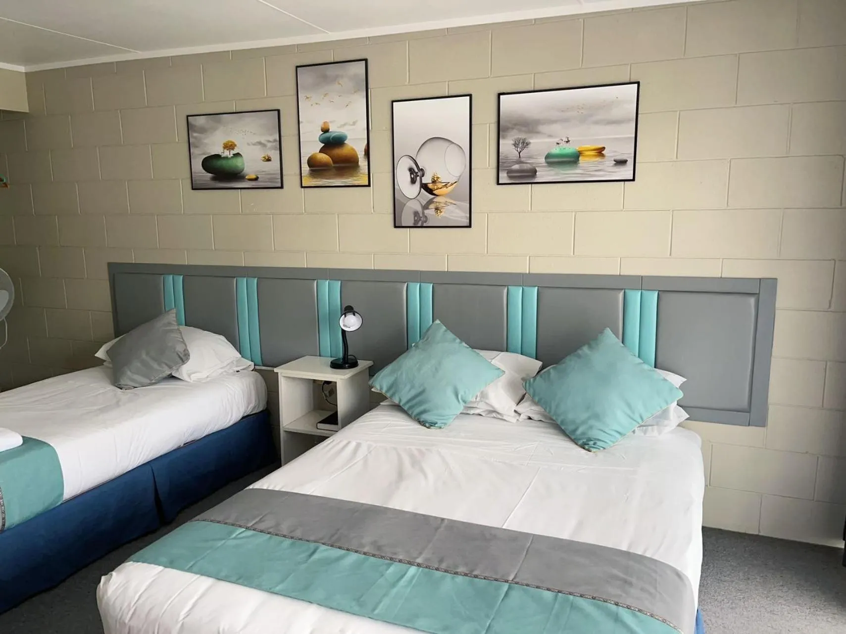 Bed in Junction Motel Sanson-Truck Motel