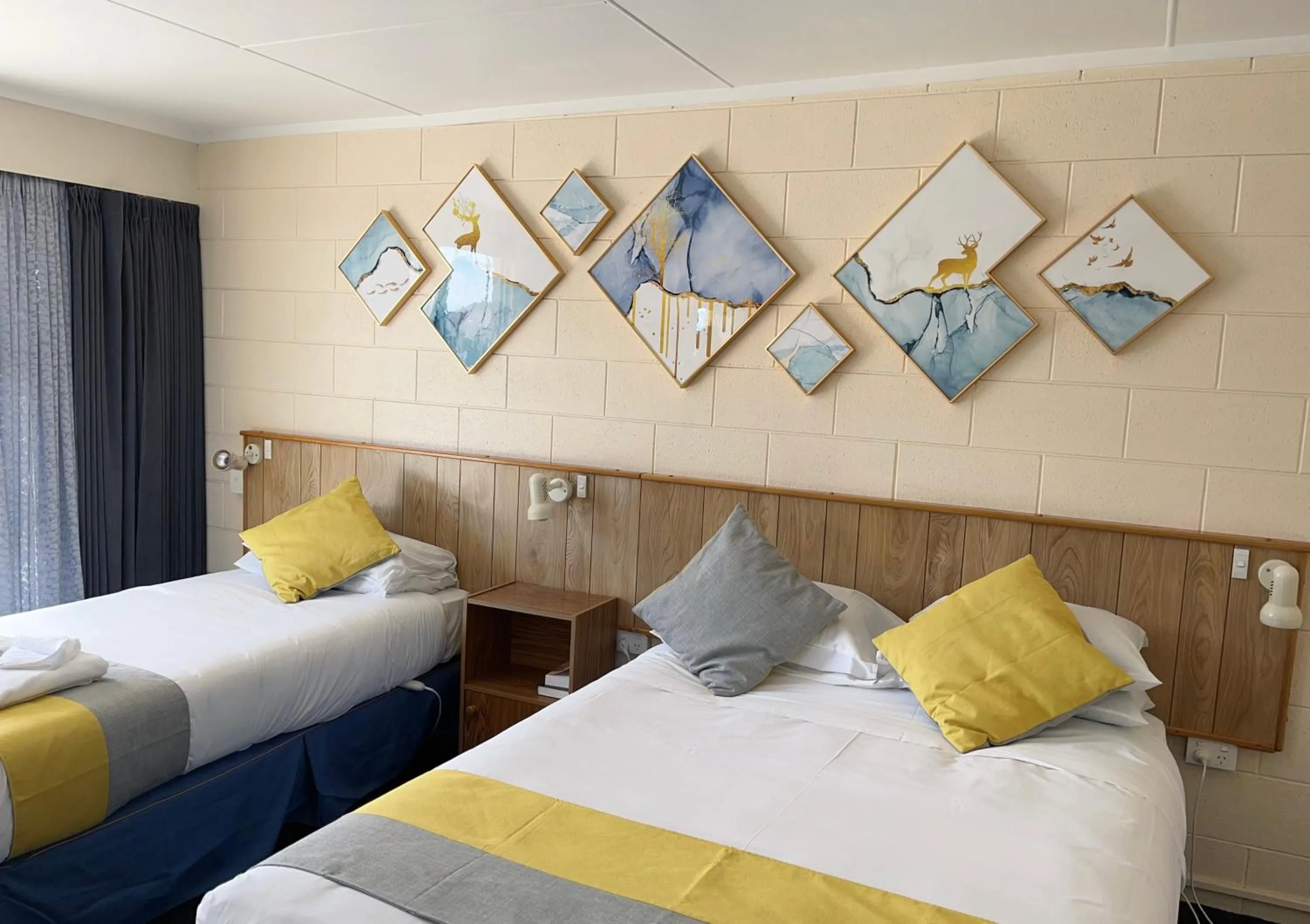 Bed in Junction Motel Sanson-Truck Motel