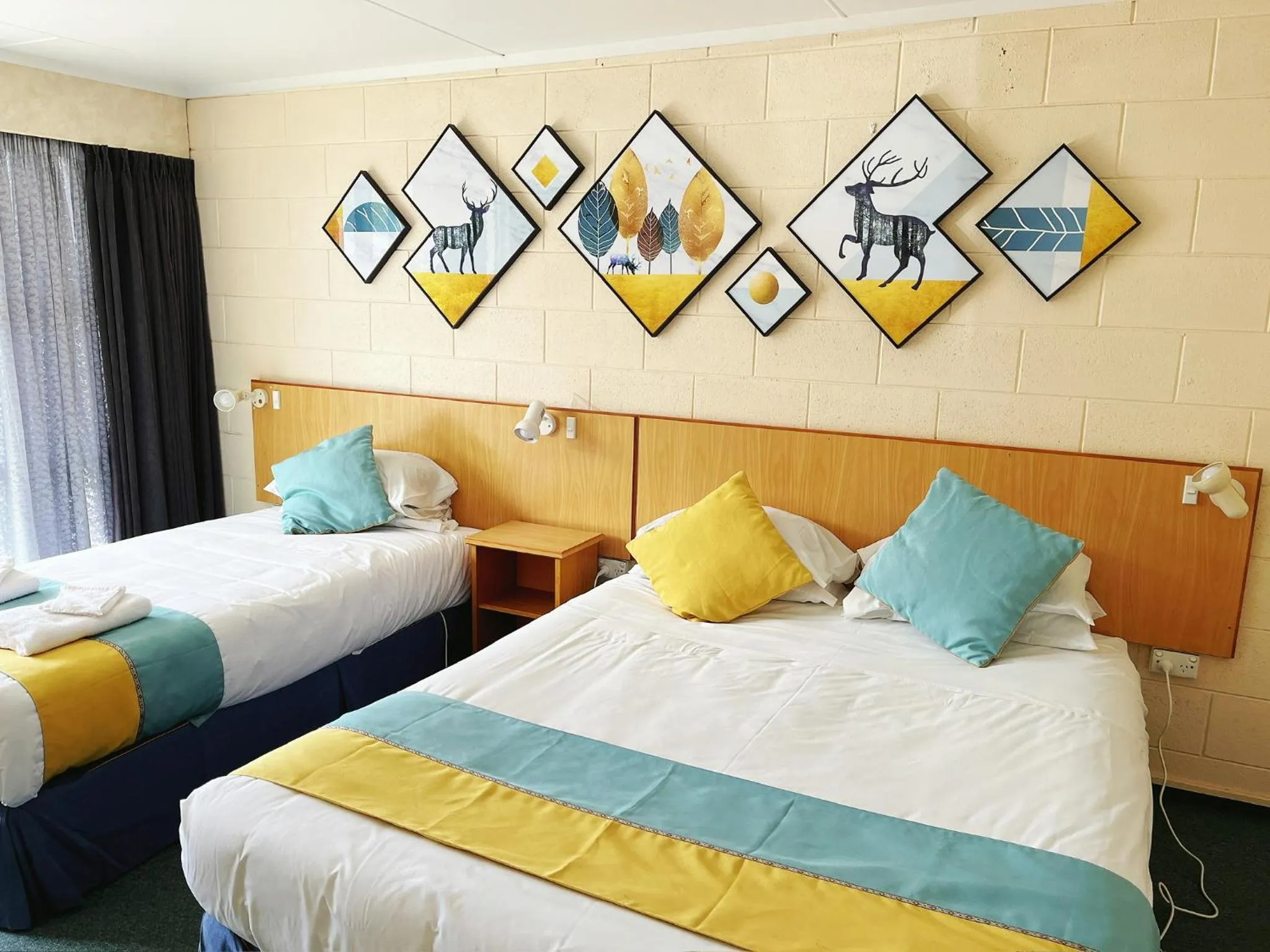 Bed in Junction Motel Sanson-Truck Motel