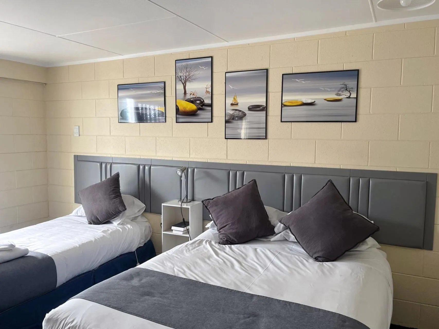 Bed in Junction Motel Sanson-Truck Motel