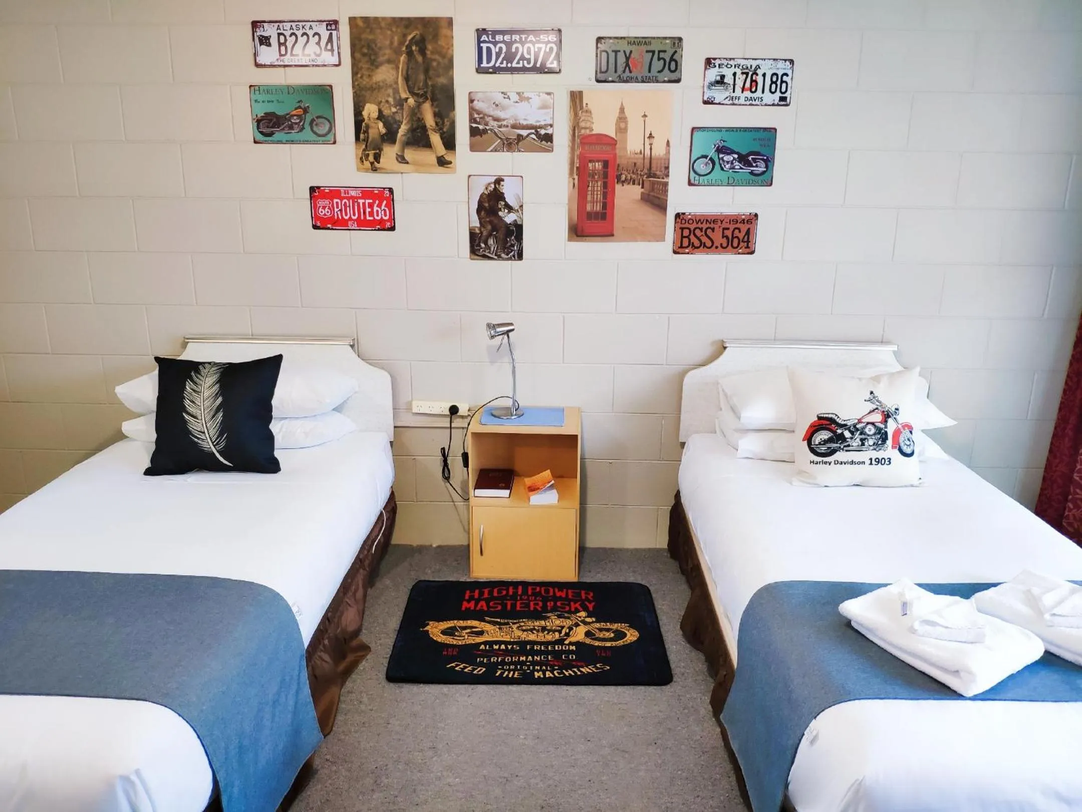 Bed in Junction Motel Sanson-Truck Motel