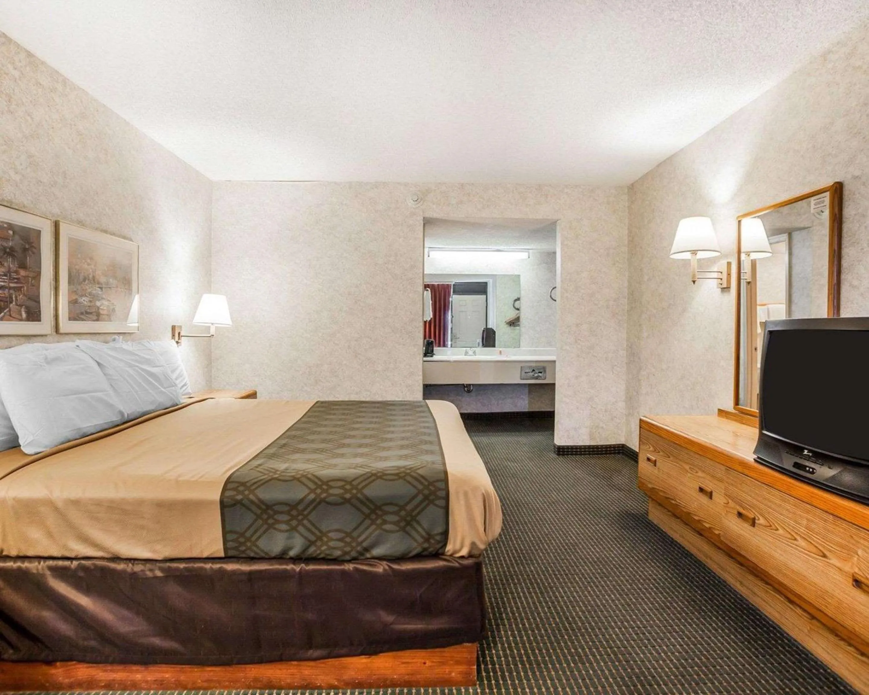 Photo of the whole room, Bed in Econo Lodge Jefferson City