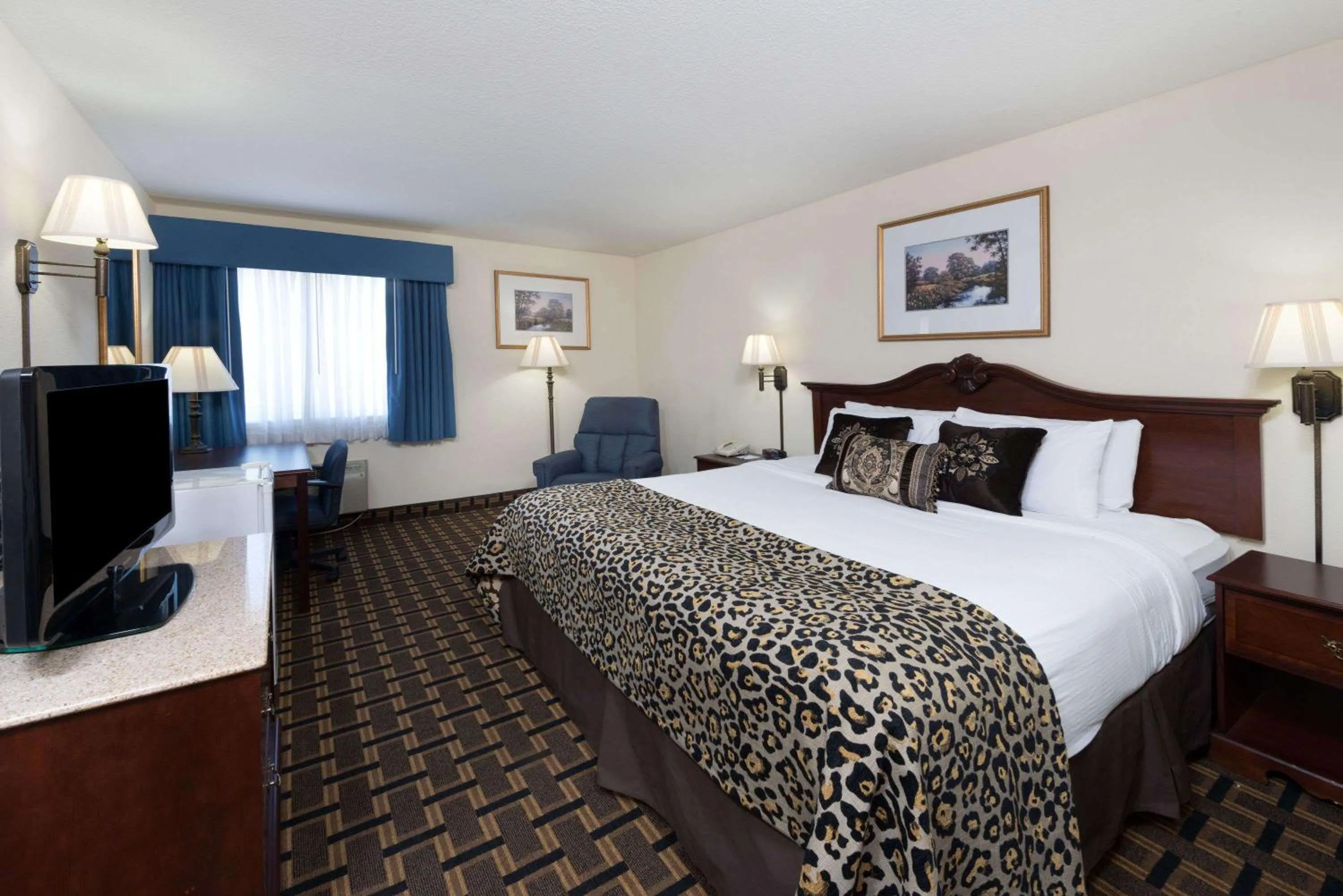 Photo of the whole room in Baymont by Wyndham Osage Beach