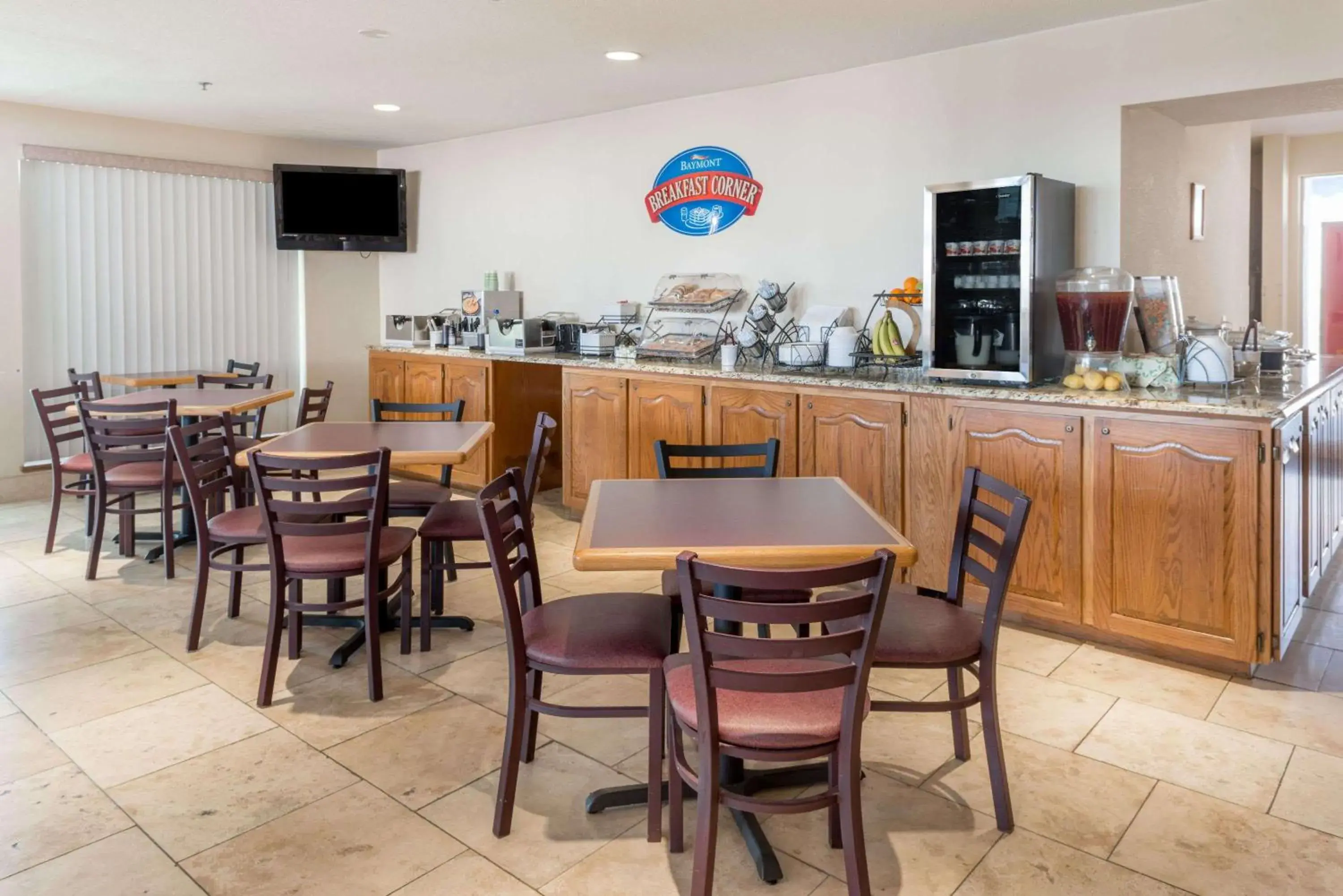 Restaurant/places to eat in Baymont by Wyndham Osage Beach Restaurant/places to eat in Baymont by Wyndham Osage Beach