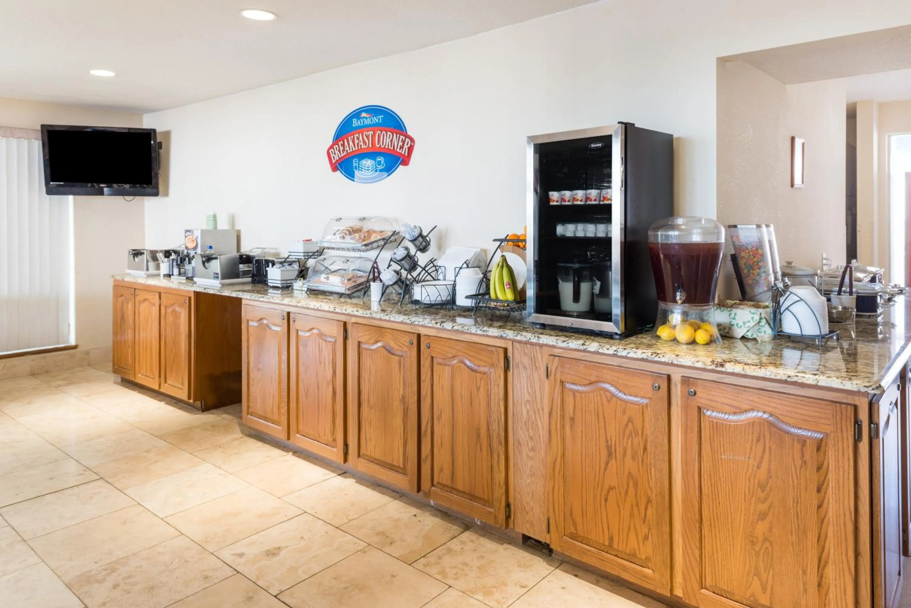 American breakfast in Baymont by Wyndham Osage Beach