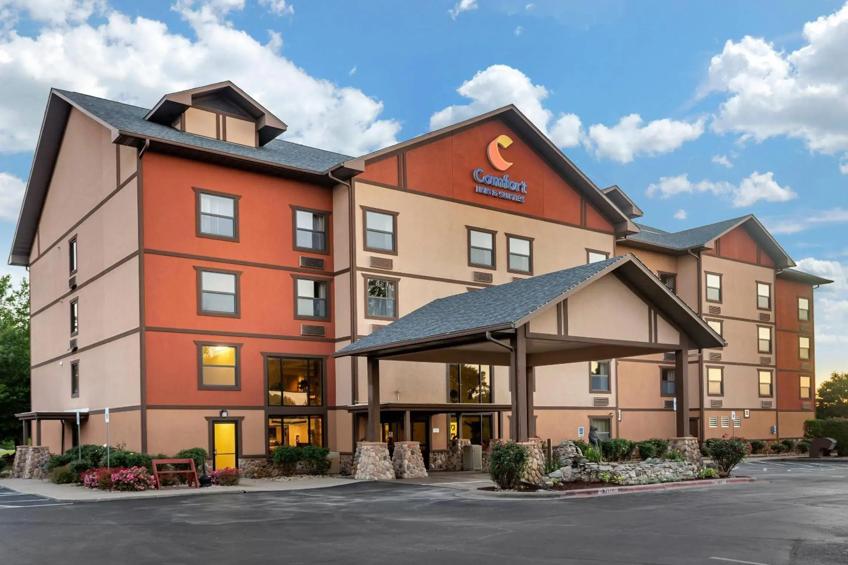 Property building in Comfort Inn & Suites Branson Meadows Property building in Comfort Inn & Suites Branson Meadows