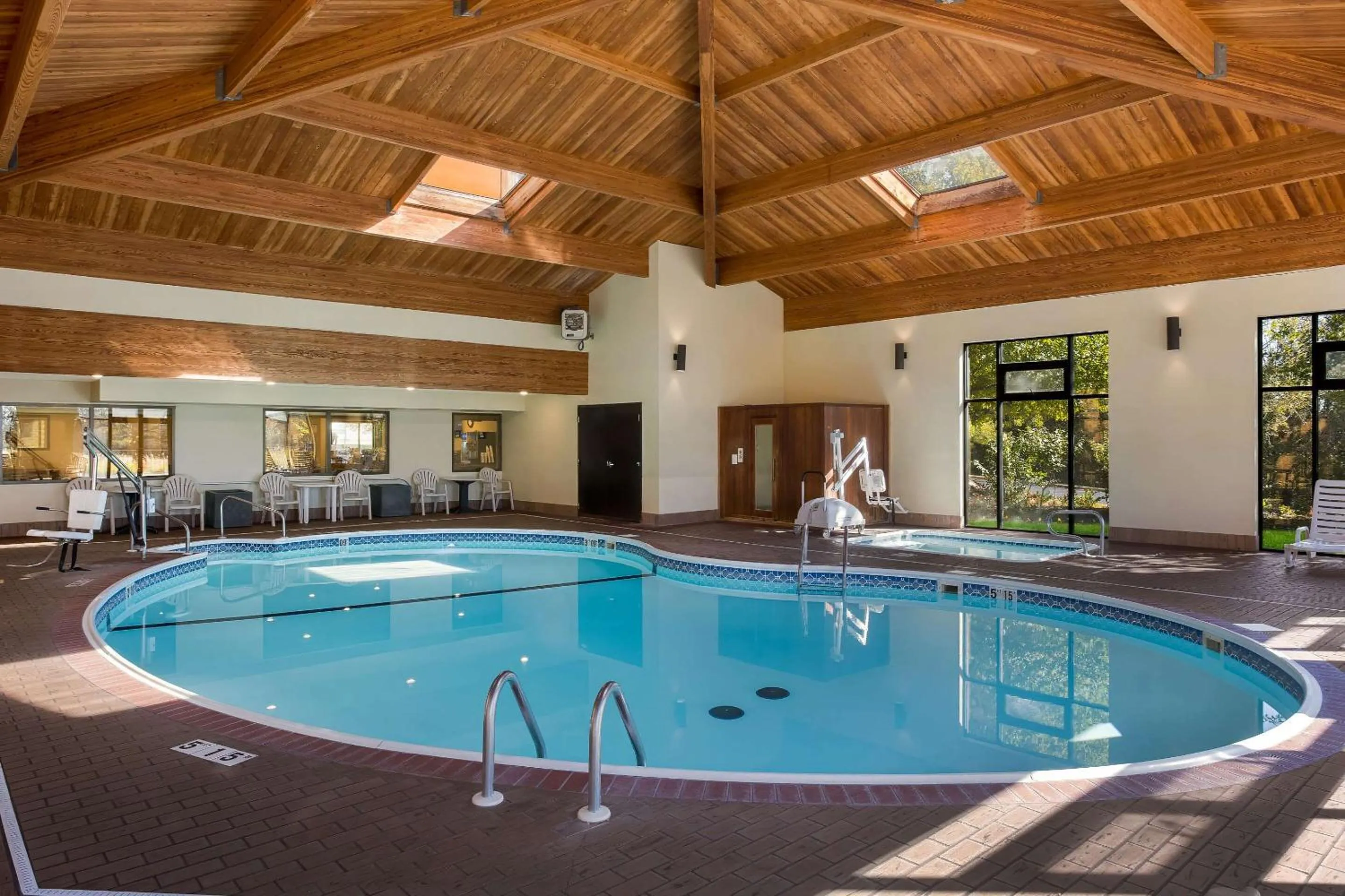 Swimming pool in Comfort Inn & Suites Branson Meadows