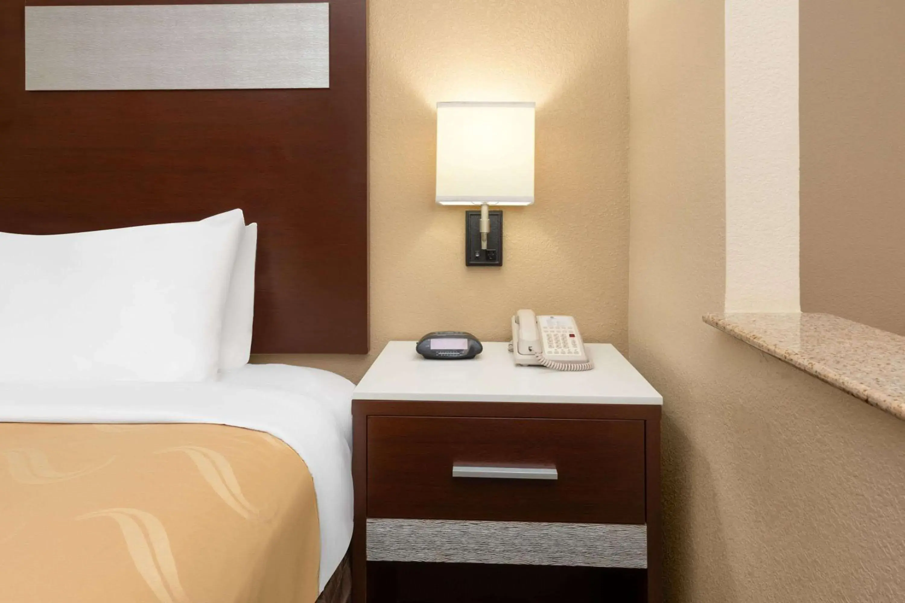 King Room with Mobility Access and Bathtub with Grab Bars, Non-Smoking in Hotel Oxford, a Travelodge by Wyndham King Room with Mobility Access and Bathtub with Grab Bars, Non-Smoking in Hotel Oxford, a Travelodge by Wyndham