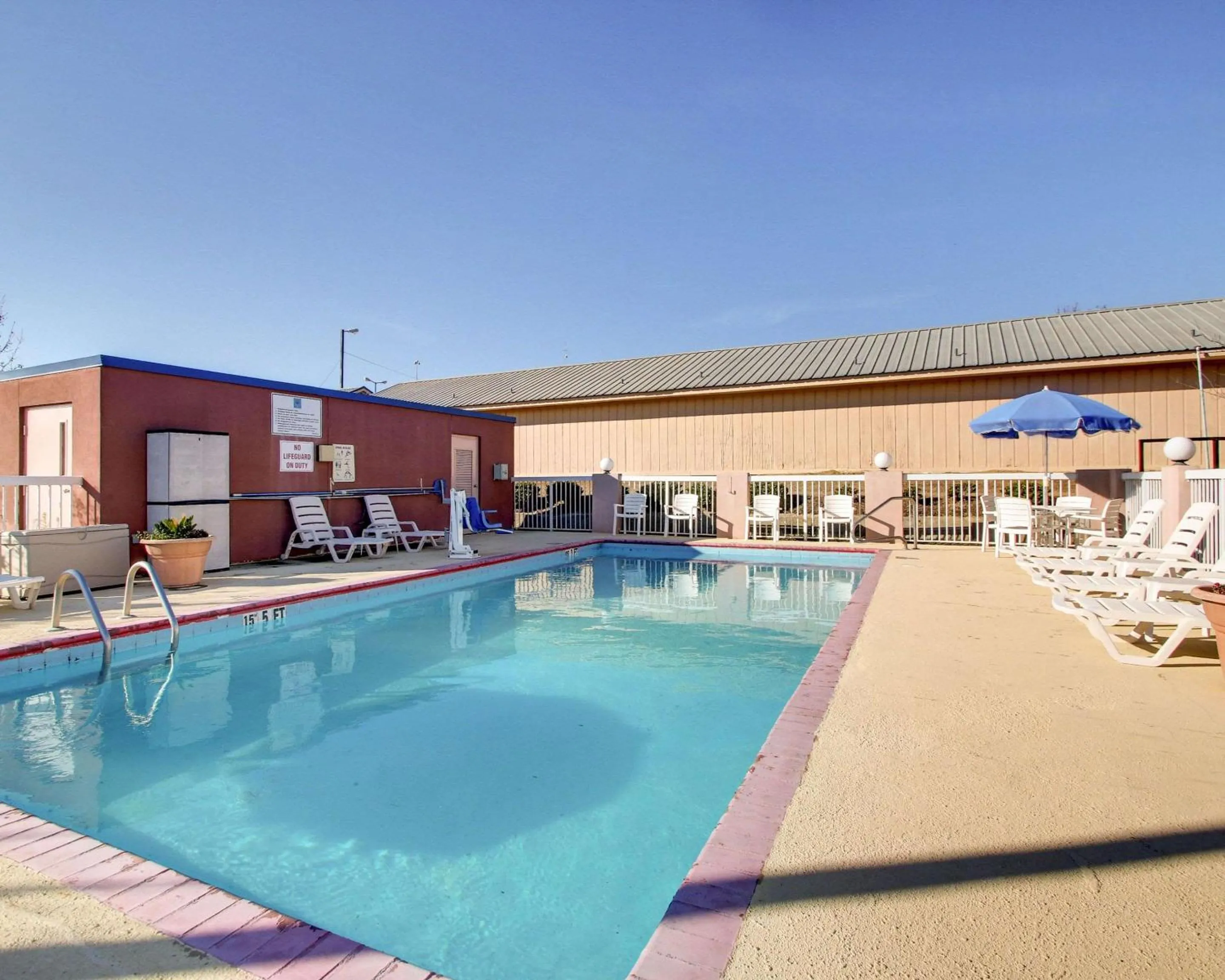 Swimming pool in Quality Inn