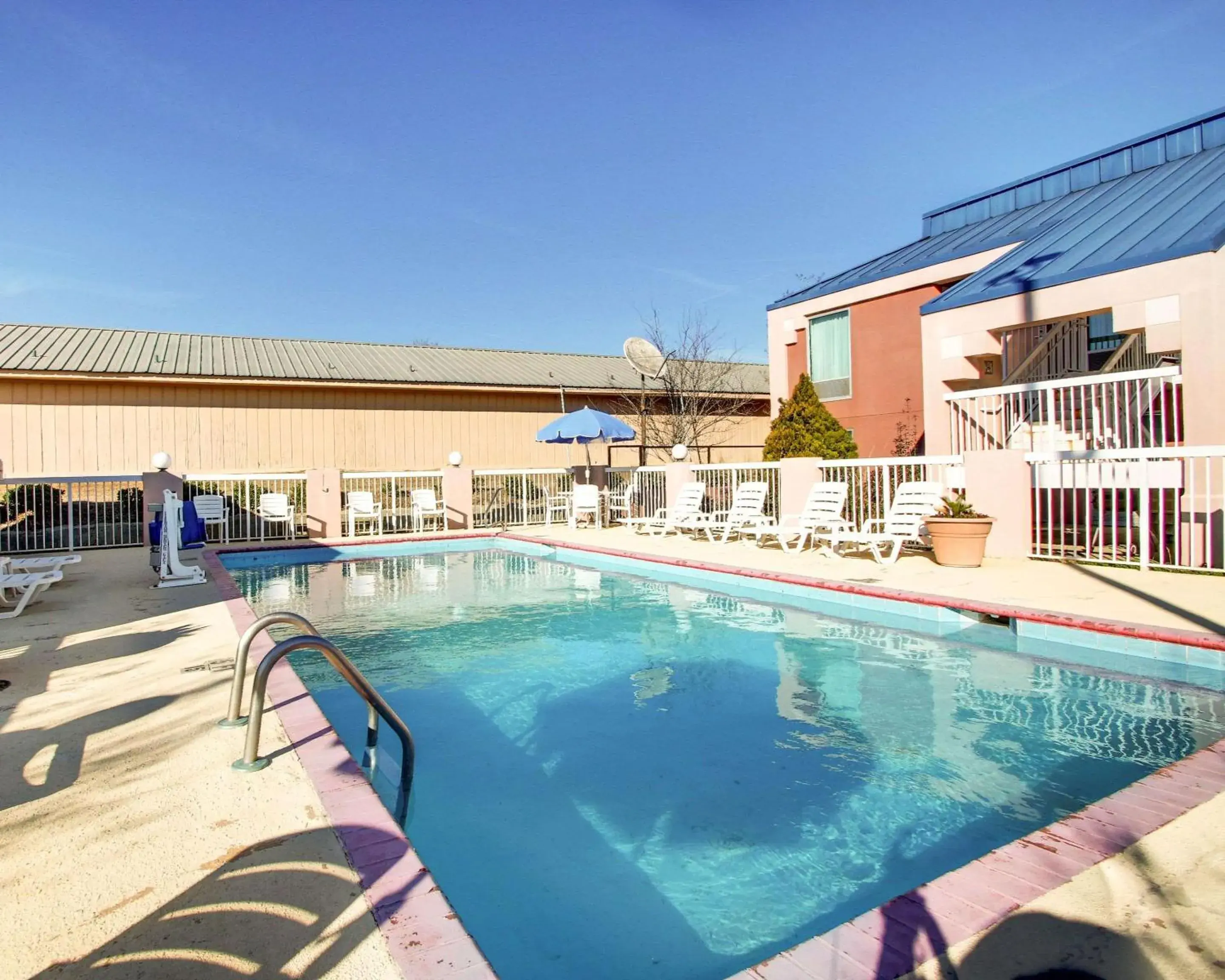 Swimming pool in Quality Inn Swimming pool in Quality Inn