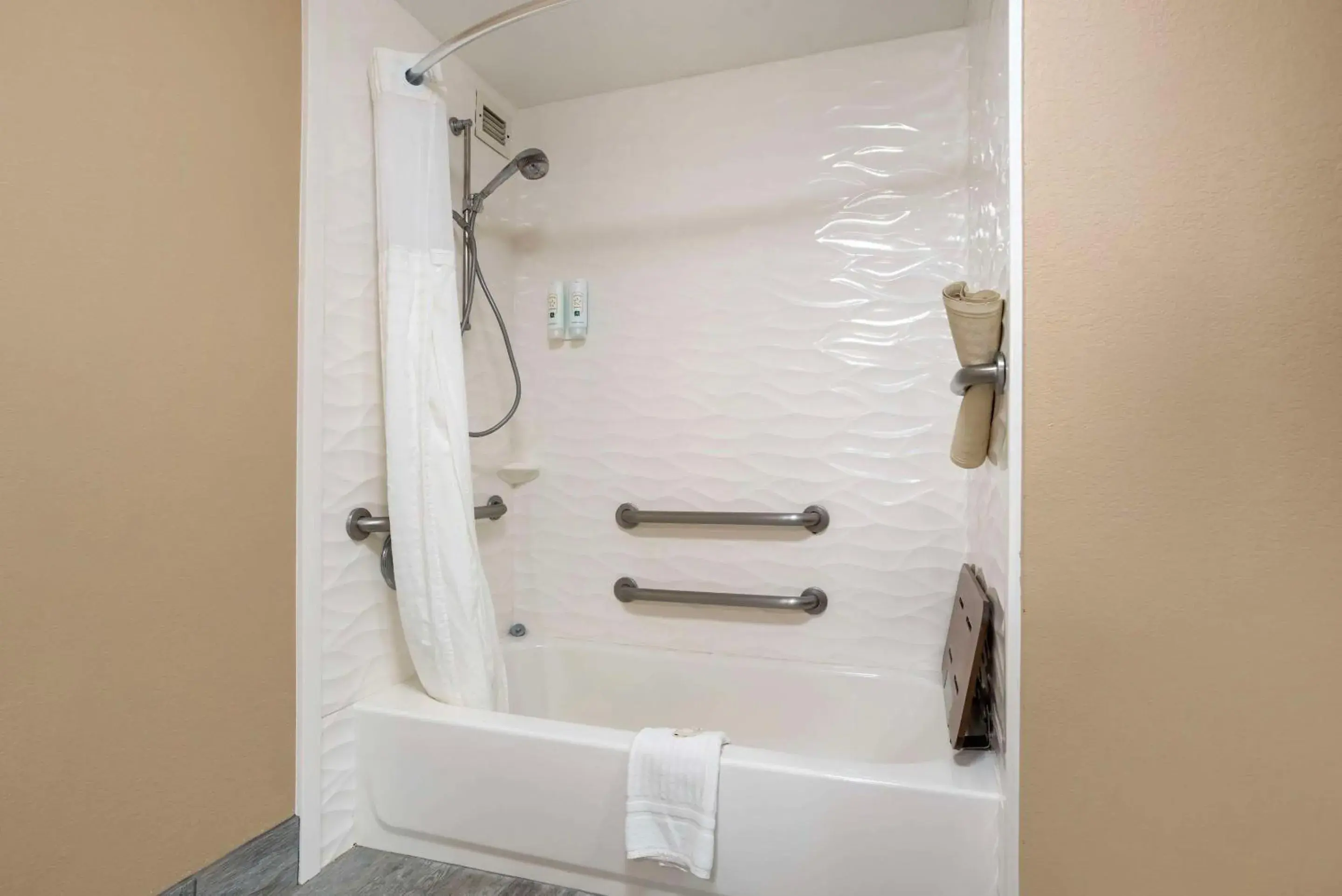 Bedroom in Quality Inn Bedroom in Quality Inn