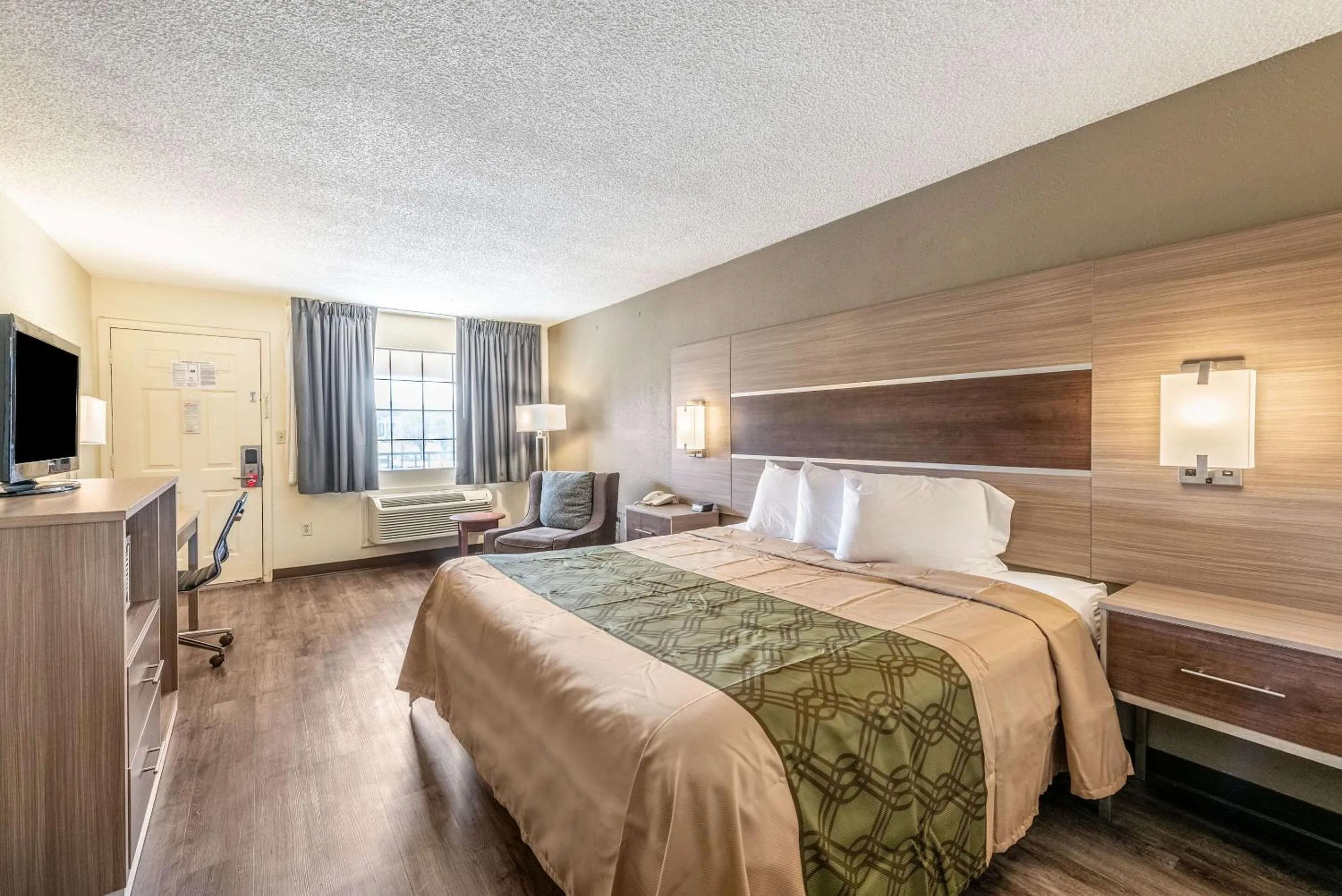 Photo of the whole room, Bed in Econo Lodge Vicksburg