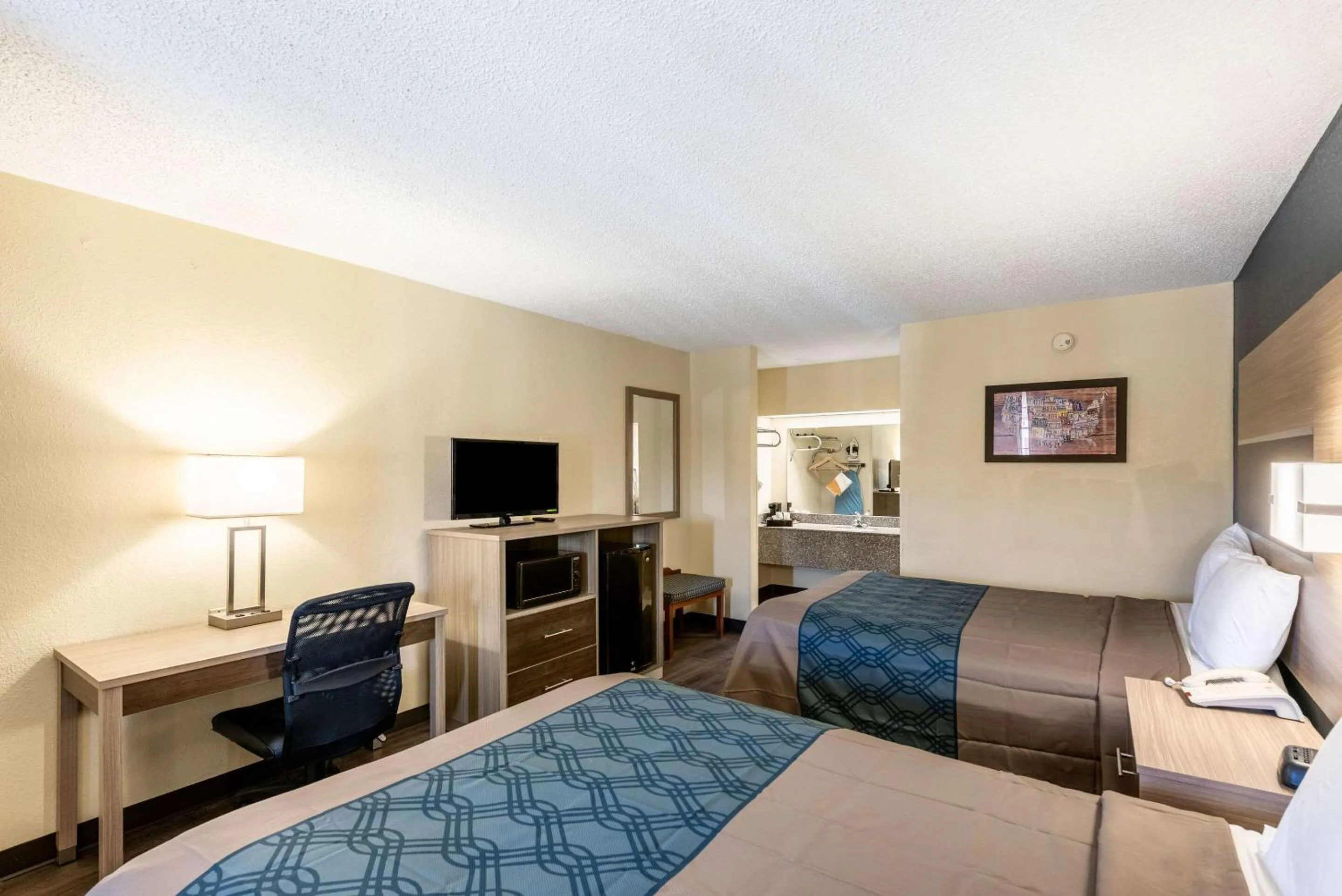 Photo of the whole room, Bed in Econo Lodge Vicksburg