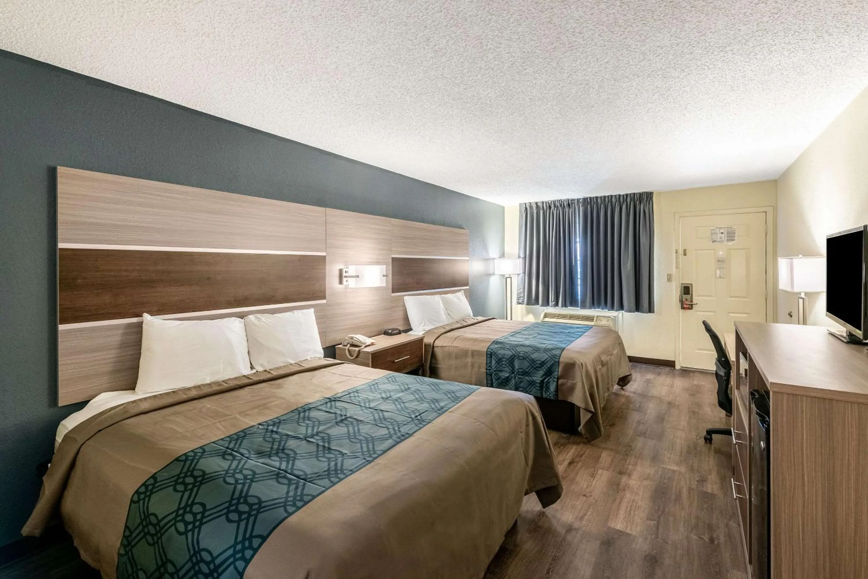 Photo of the whole room, Bed in Econo Lodge Vicksburg