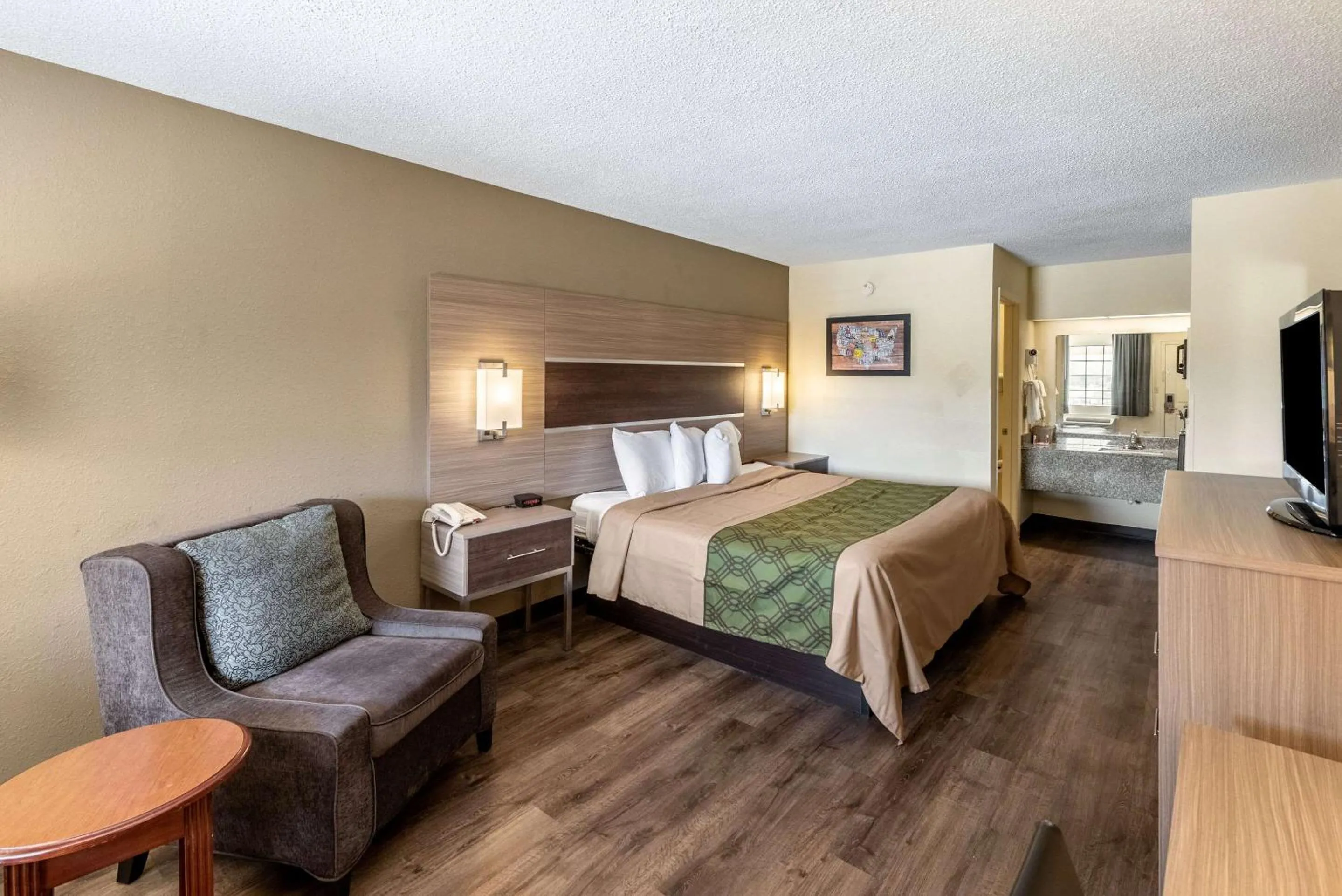 Photo of the whole room, Bed in Econo Lodge Vicksburg