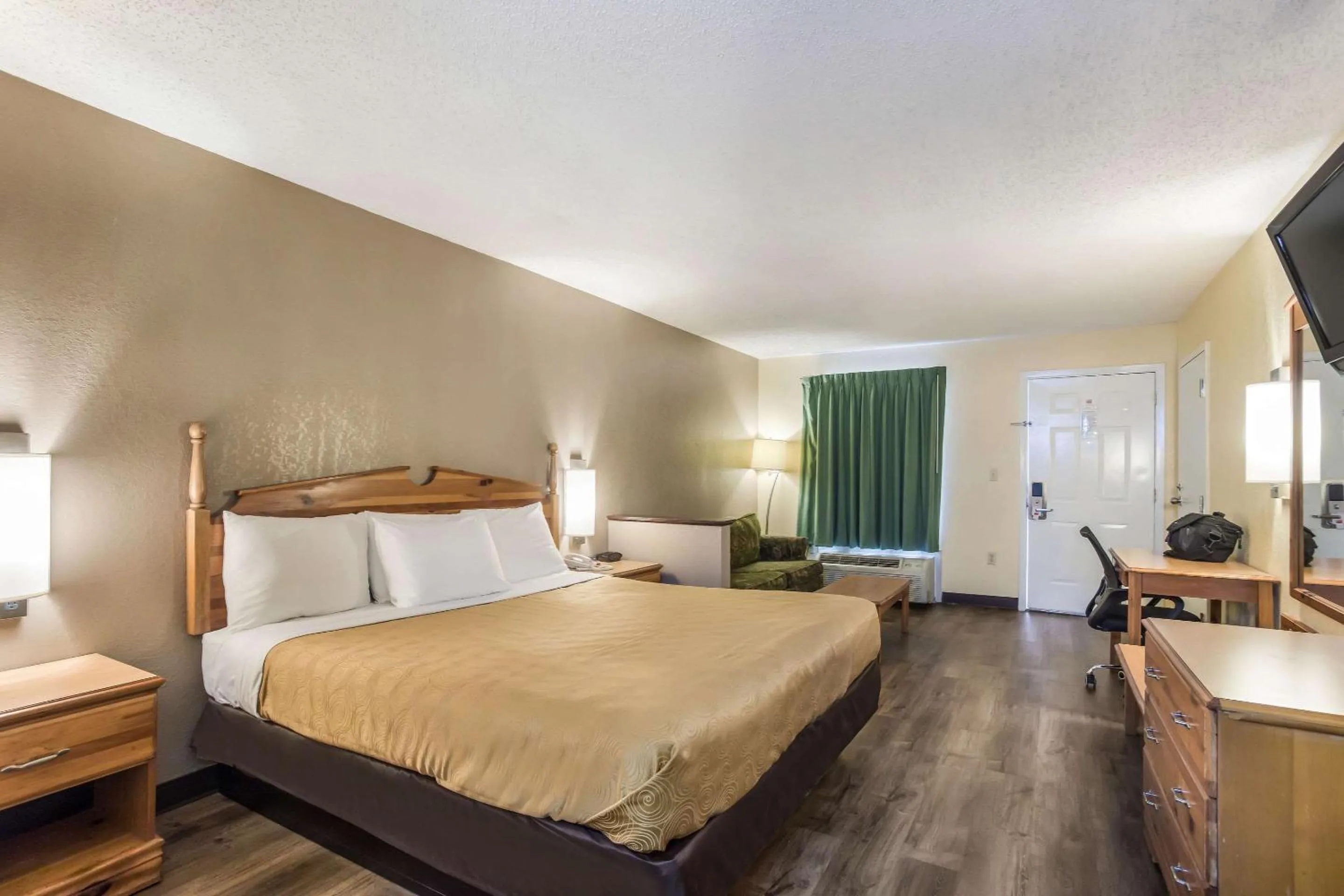 Photo of the whole room, Bed in Econo Lodge Clinton - Jackson West