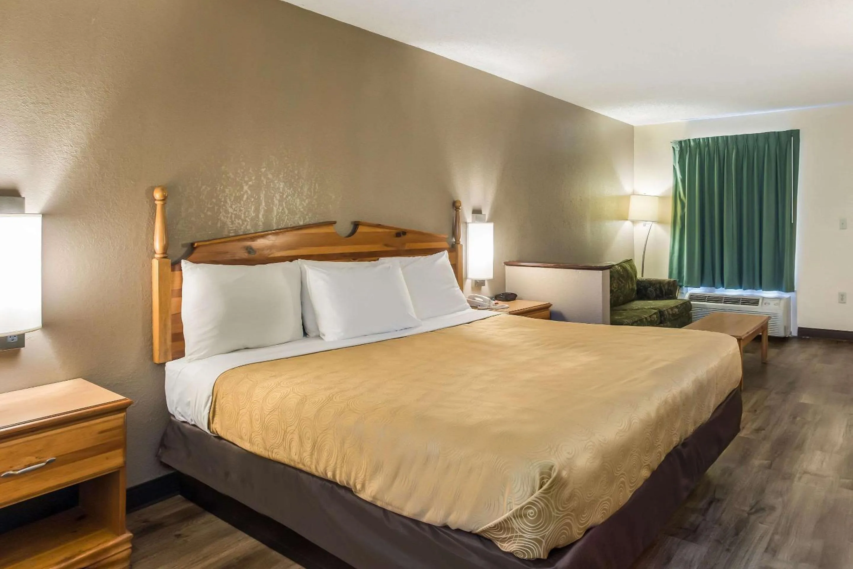 Photo of the whole room, Bed in Econo Lodge Clinton - Jackson West