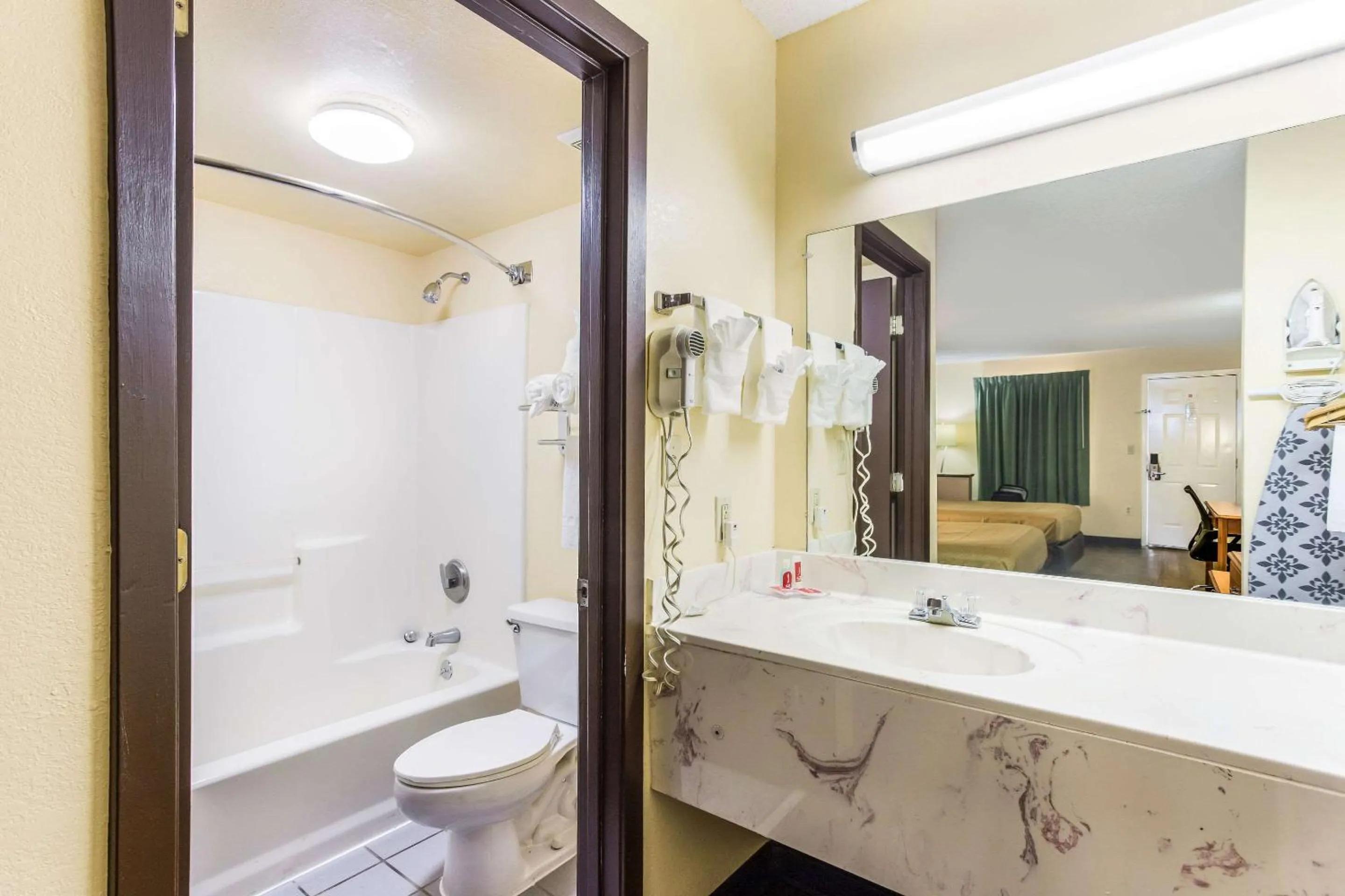 Bedroom in Econo Lodge Clinton - Jackson West