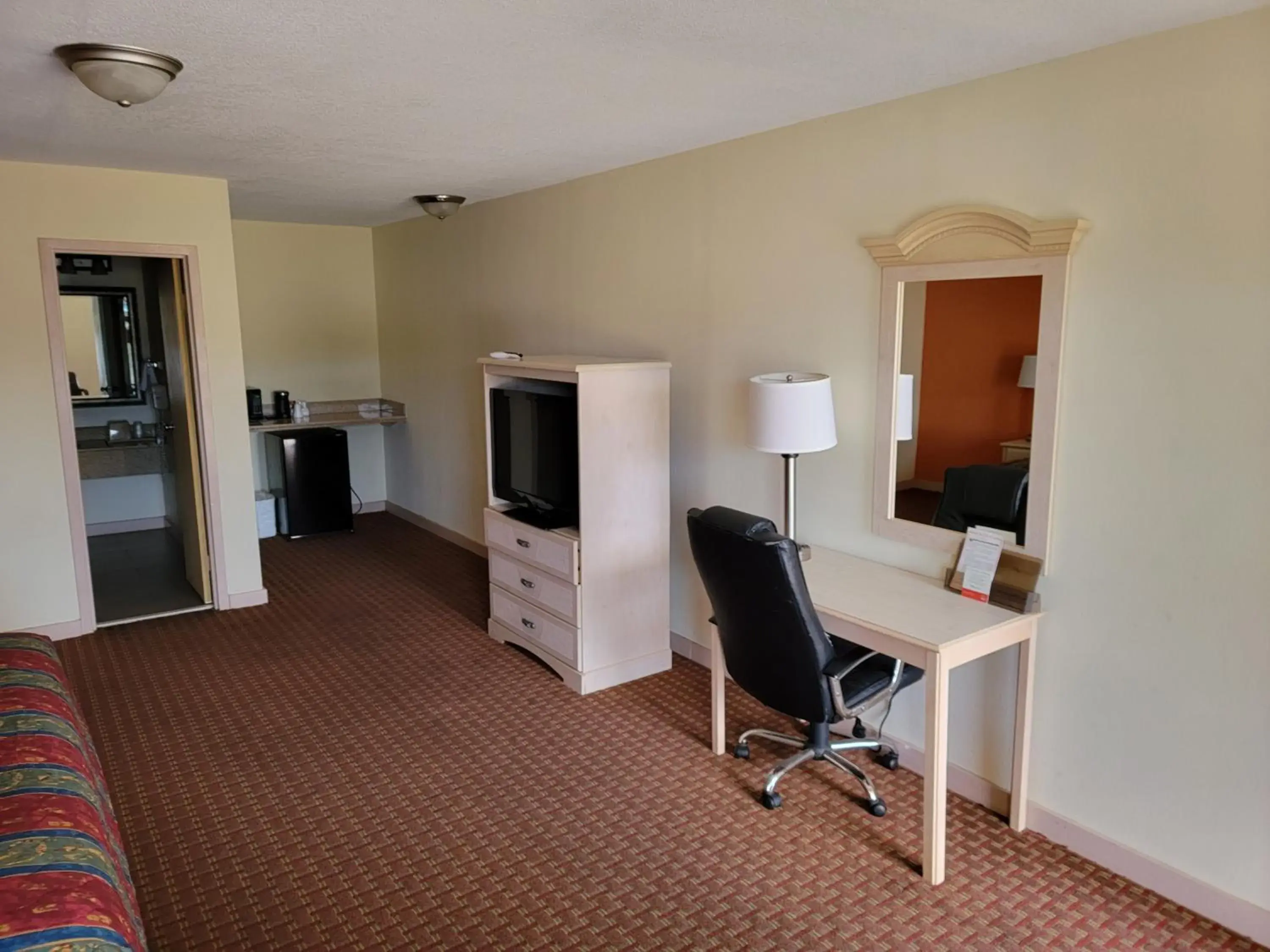 TV and multimedia in Econo Lodge Biloxi Beach North