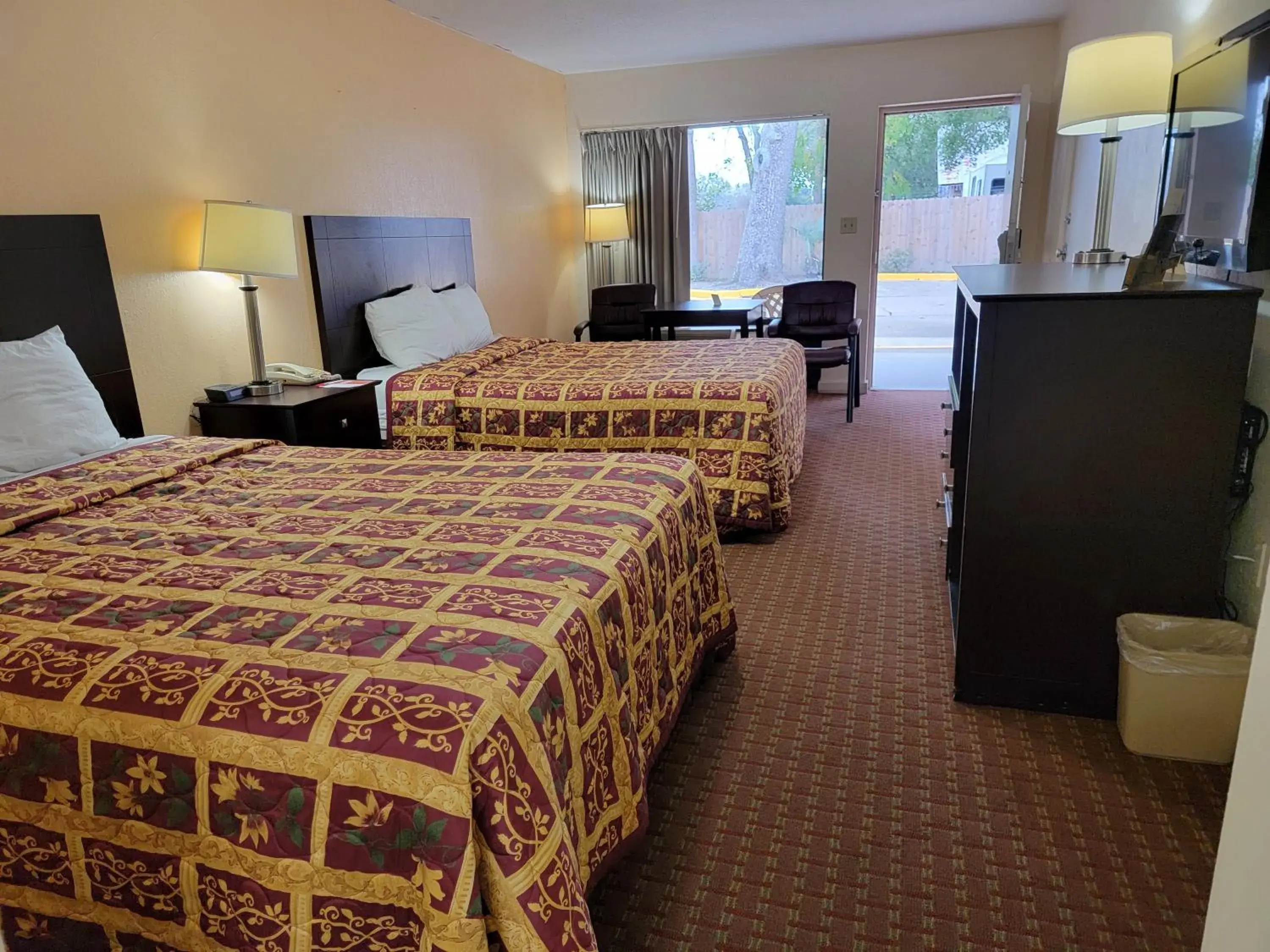 Photo of the whole room, Bed in Econo Lodge Biloxi Beach North