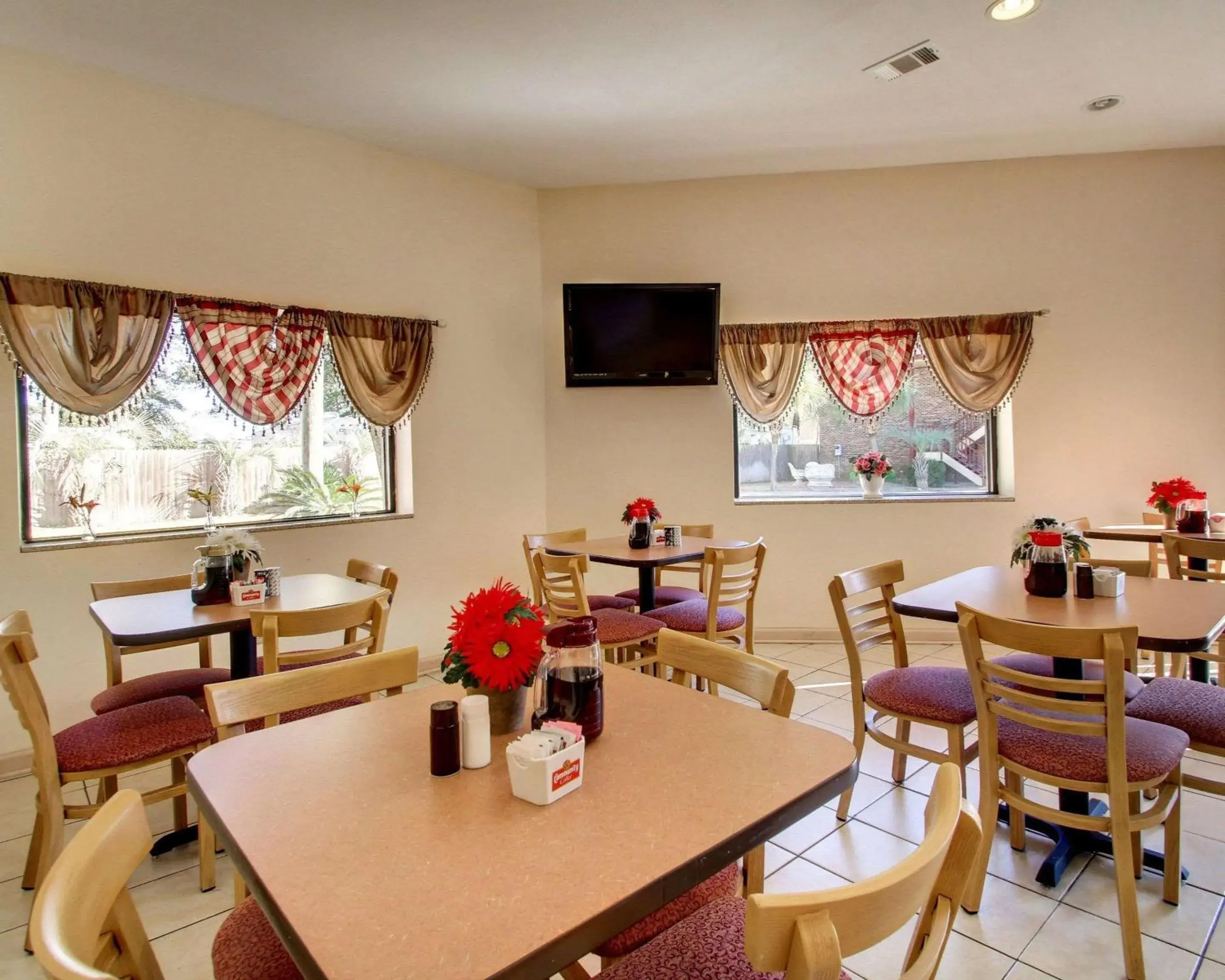 Restaurant/Places to Eat in Econo Lodge Biloxi Beach North