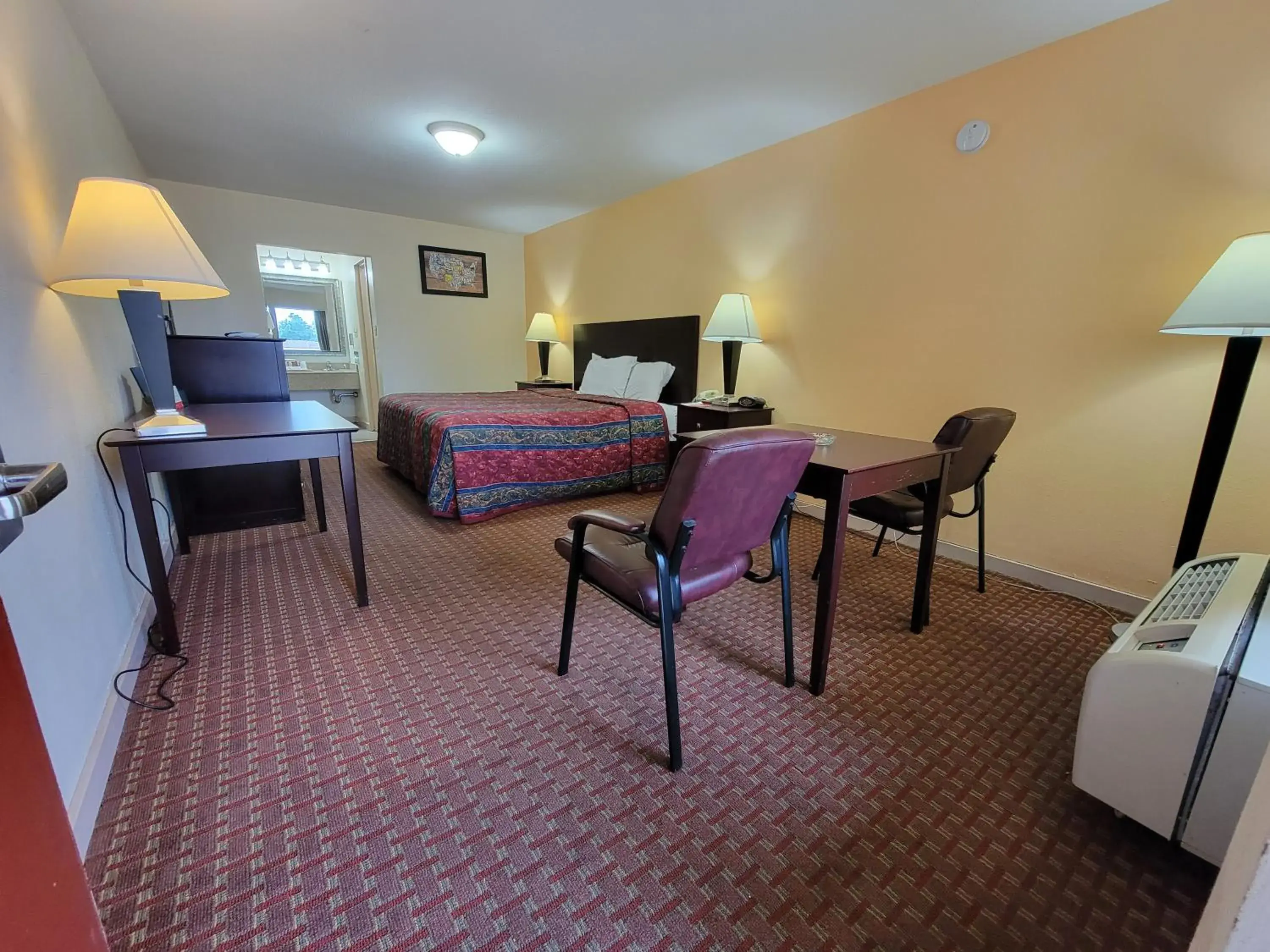 Photo of the whole room, Bed in Econo Lodge Biloxi Beach North