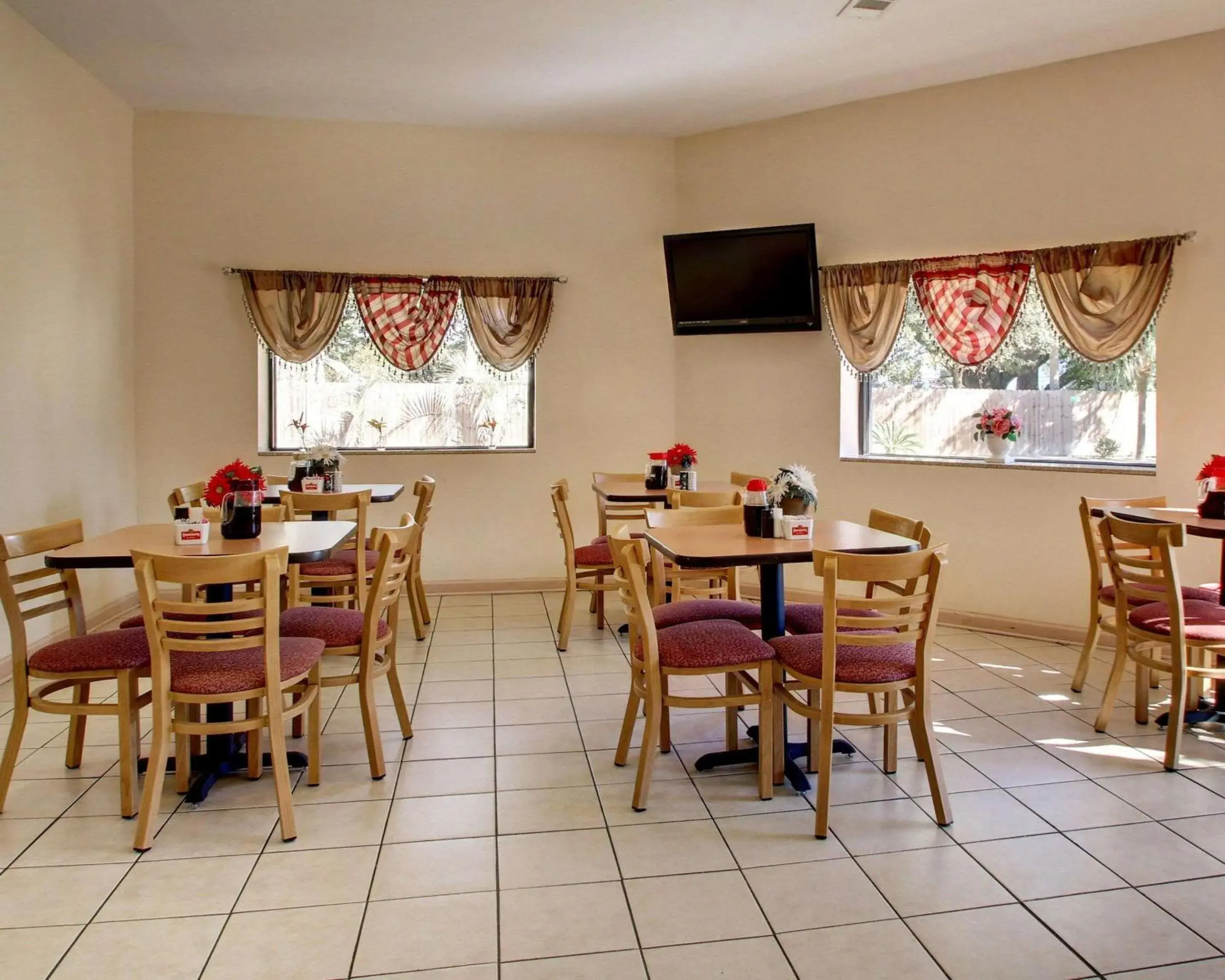 Restaurant/Places to Eat in Econo Lodge Biloxi Beach North