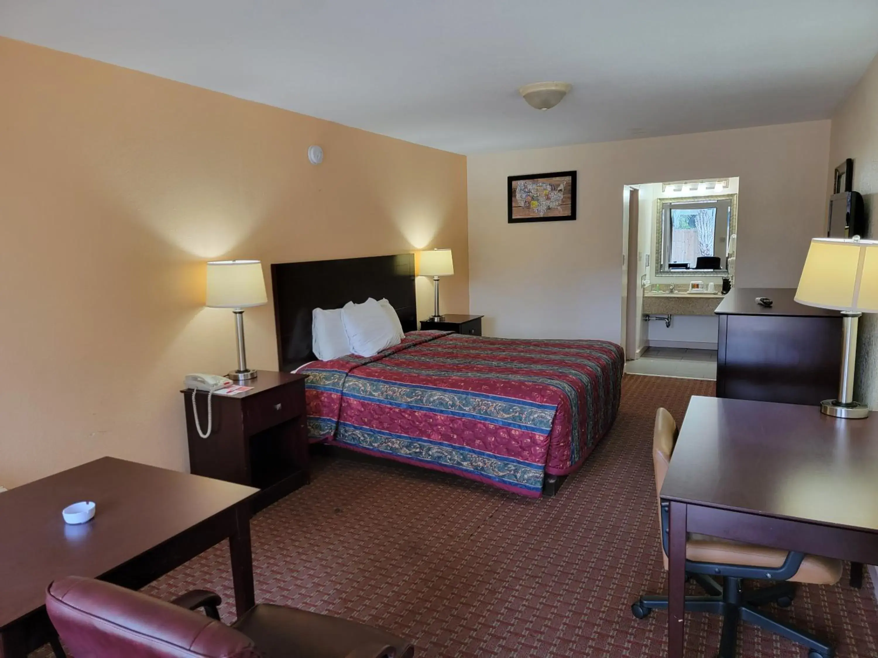 Photo of the whole room, Bed in Econo Lodge Biloxi Beach North