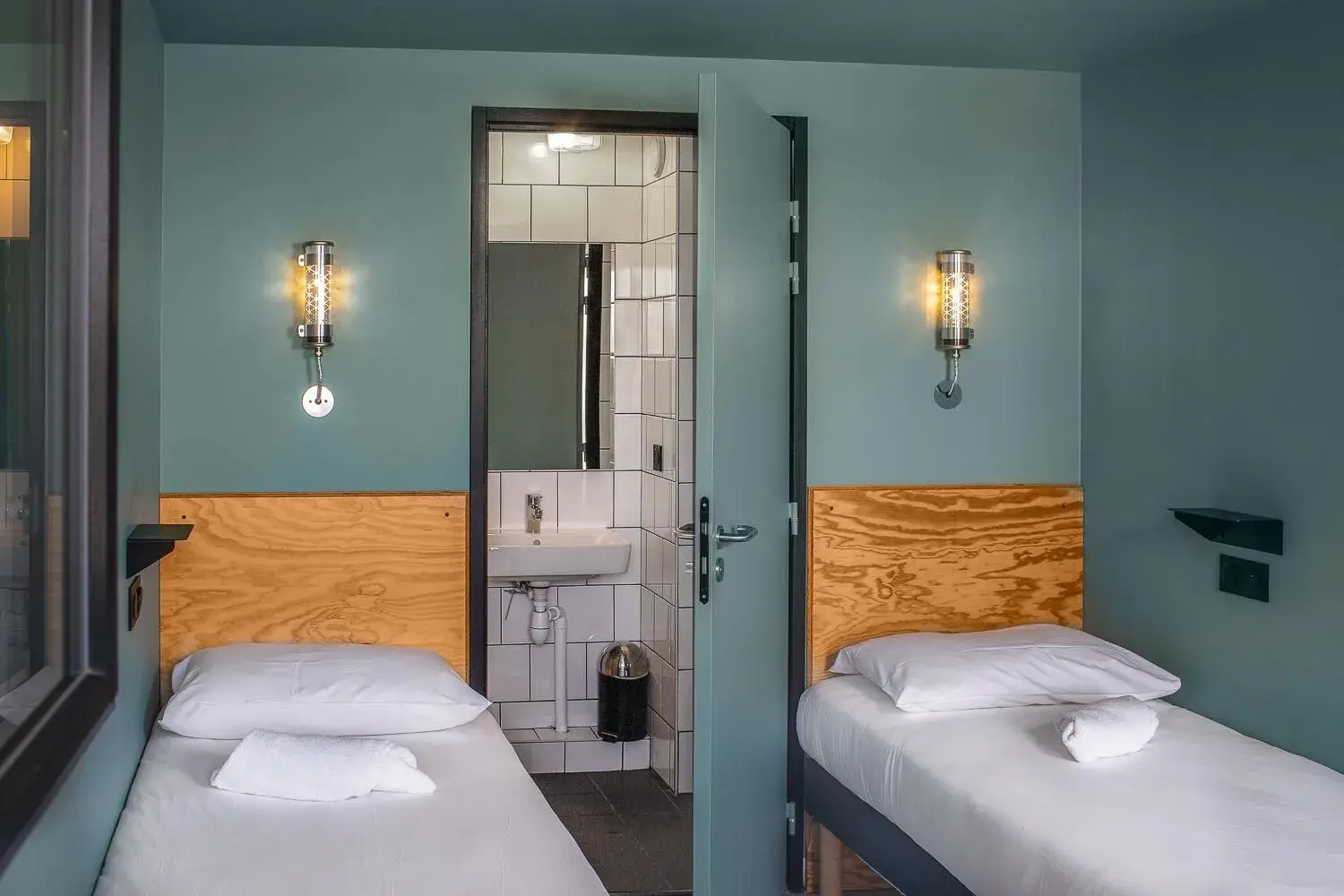 Shower, Bed in Eklo Bordeaux Centre Bastide Shower, Bed in Eklo Bordeaux Centre Bastide