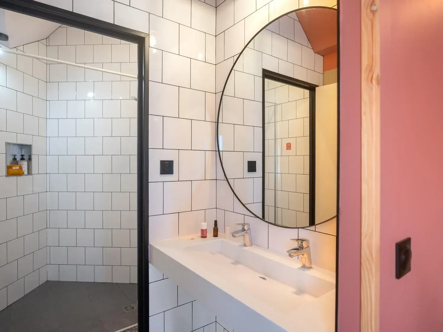 EkloDormitory with private bathroom (sleeps 6) in Eklo Hotels Bordeaux Centre Bastide EkloDormitory with private bathroom (sleeps 6) in Eklo Hotels Bordeaux Centre Bastide