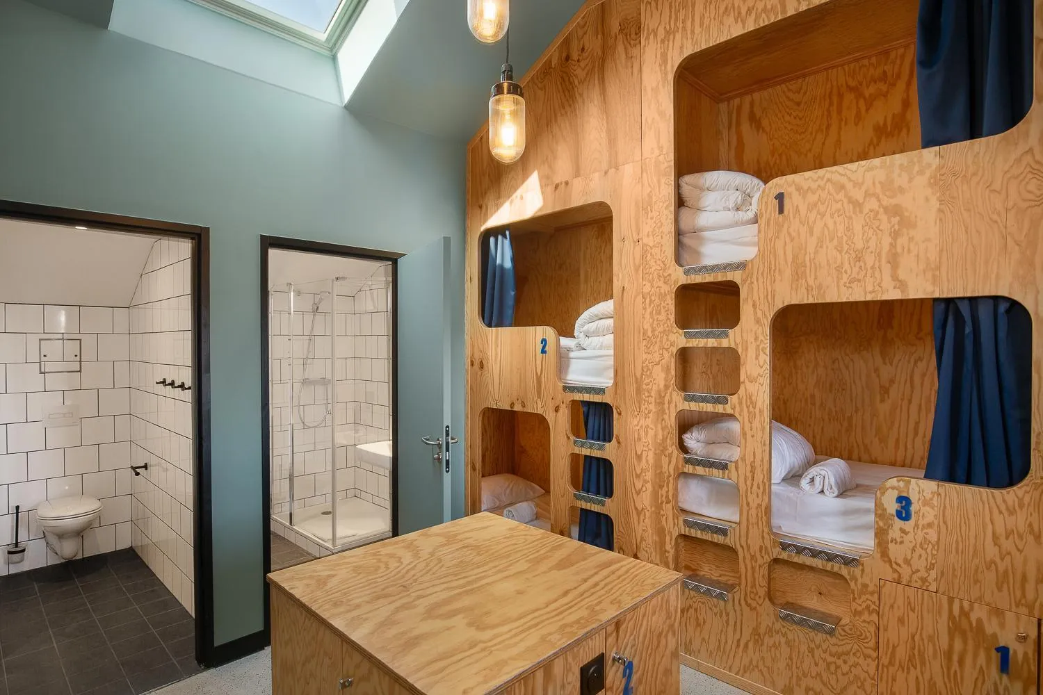 Shower in Eklo Hotels Bordeaux Centre Bastide