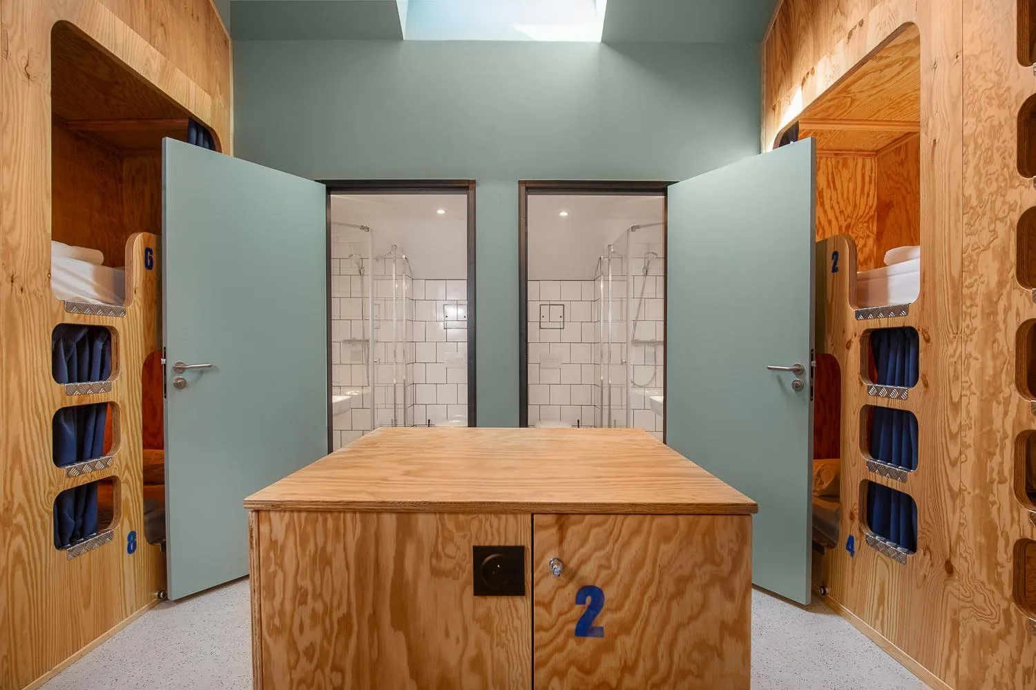 Shower in Eklo Hotels Bordeaux Centre Bastide