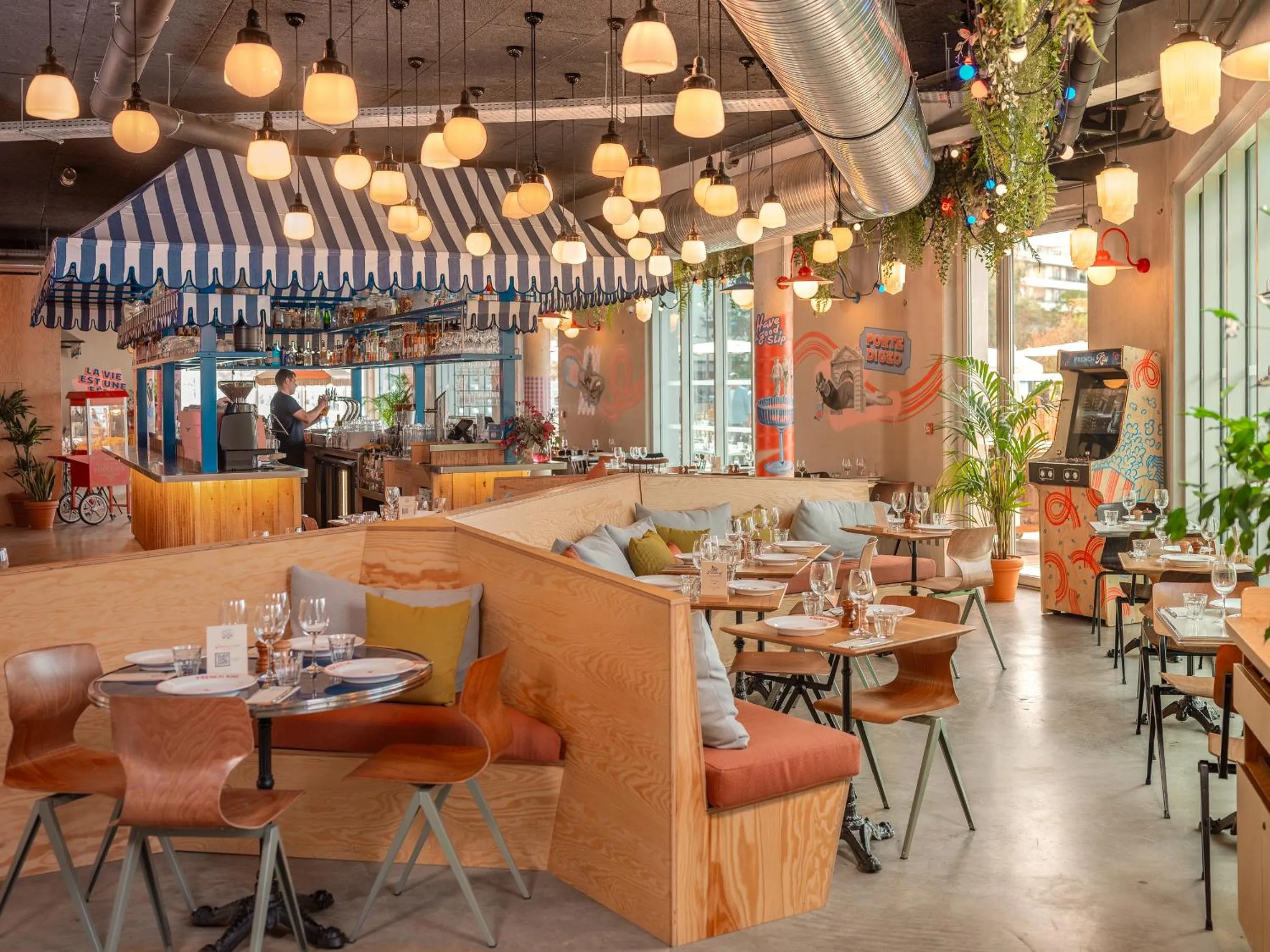 Restaurant/places to eat in Eklo Hotels Bordeaux Centre Bastide