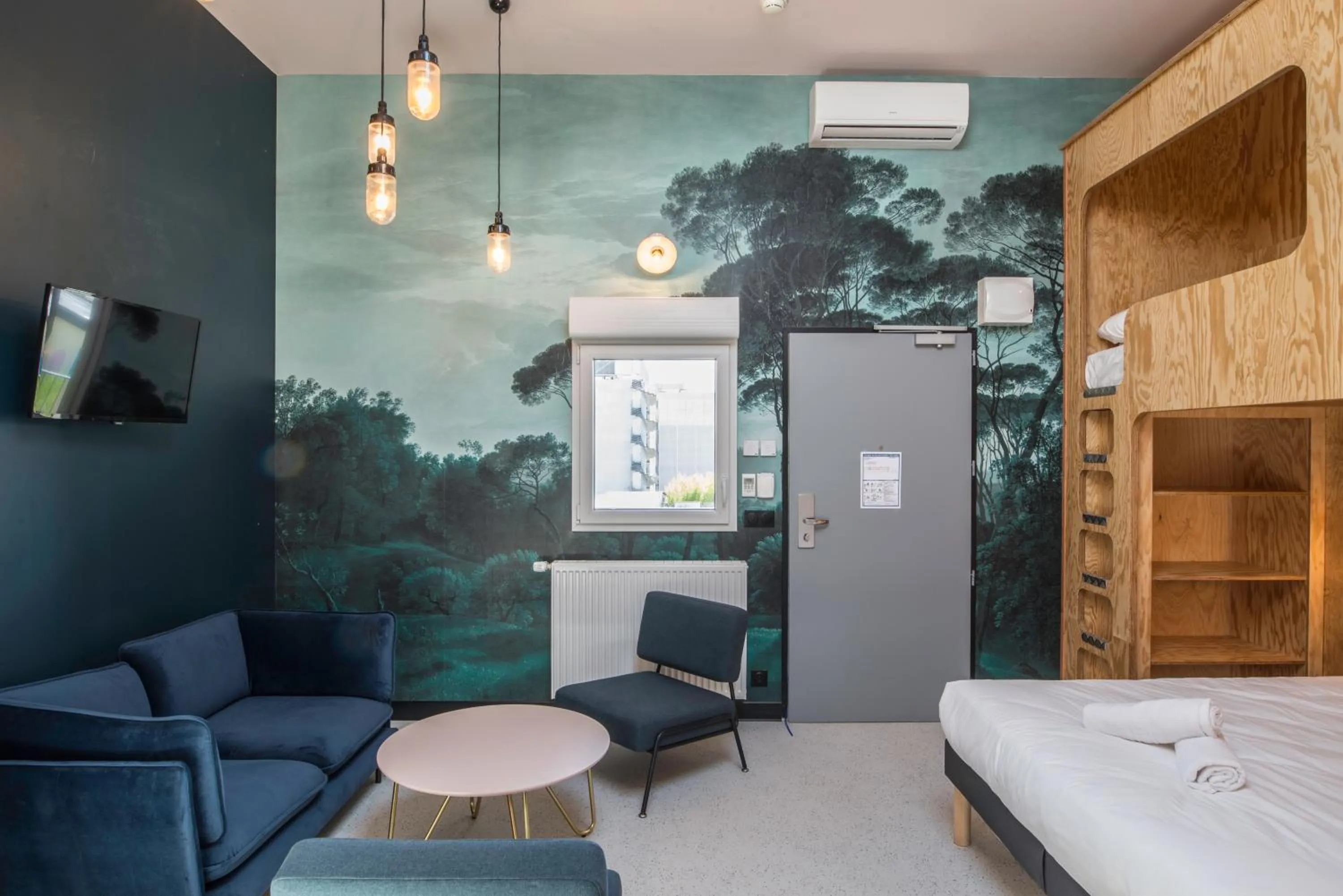 Bathroom, Bed in Eklo Hotels Bordeaux Centre Bastide