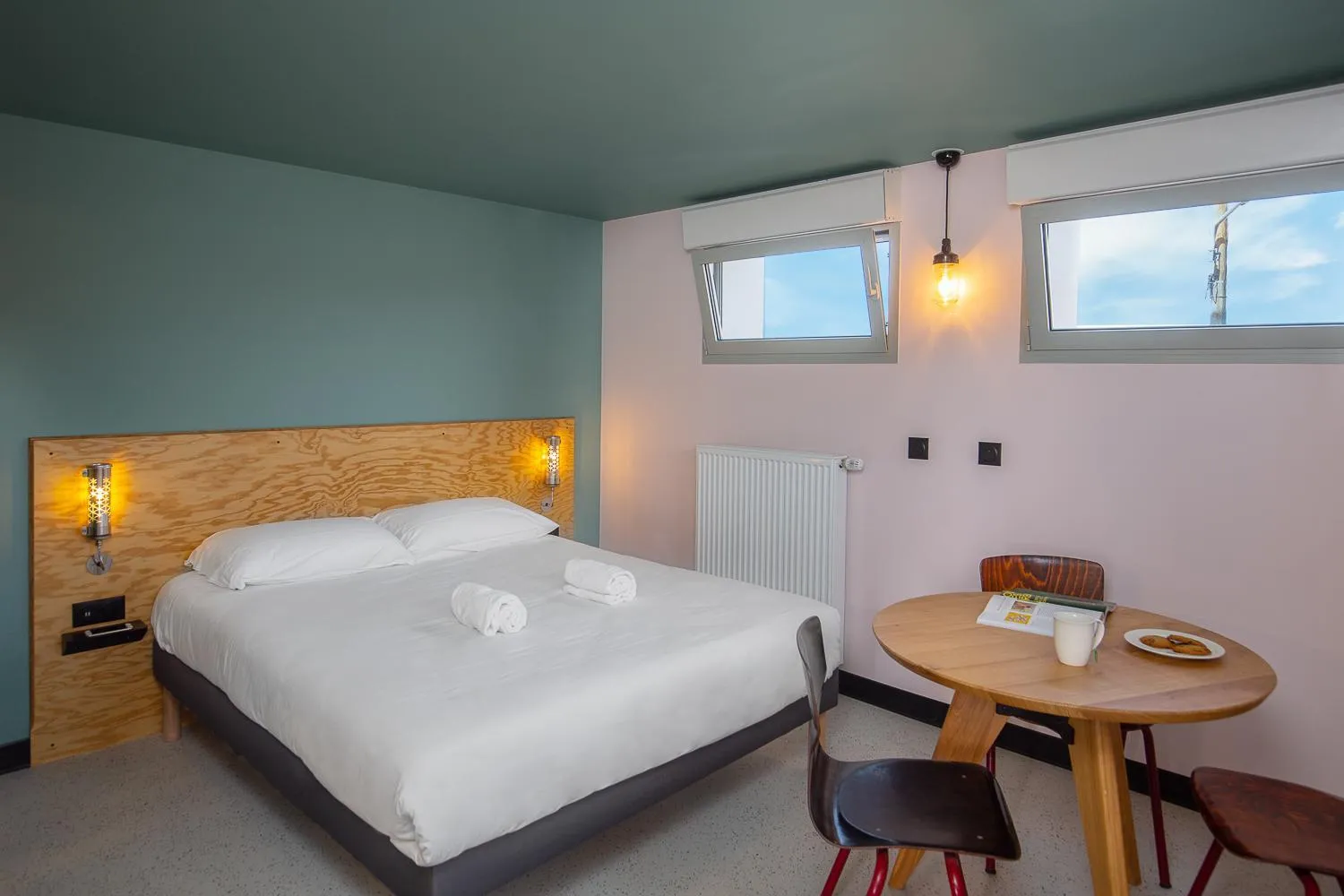 Shower, Bed in Eklo Hotels Bordeaux Centre Bastide