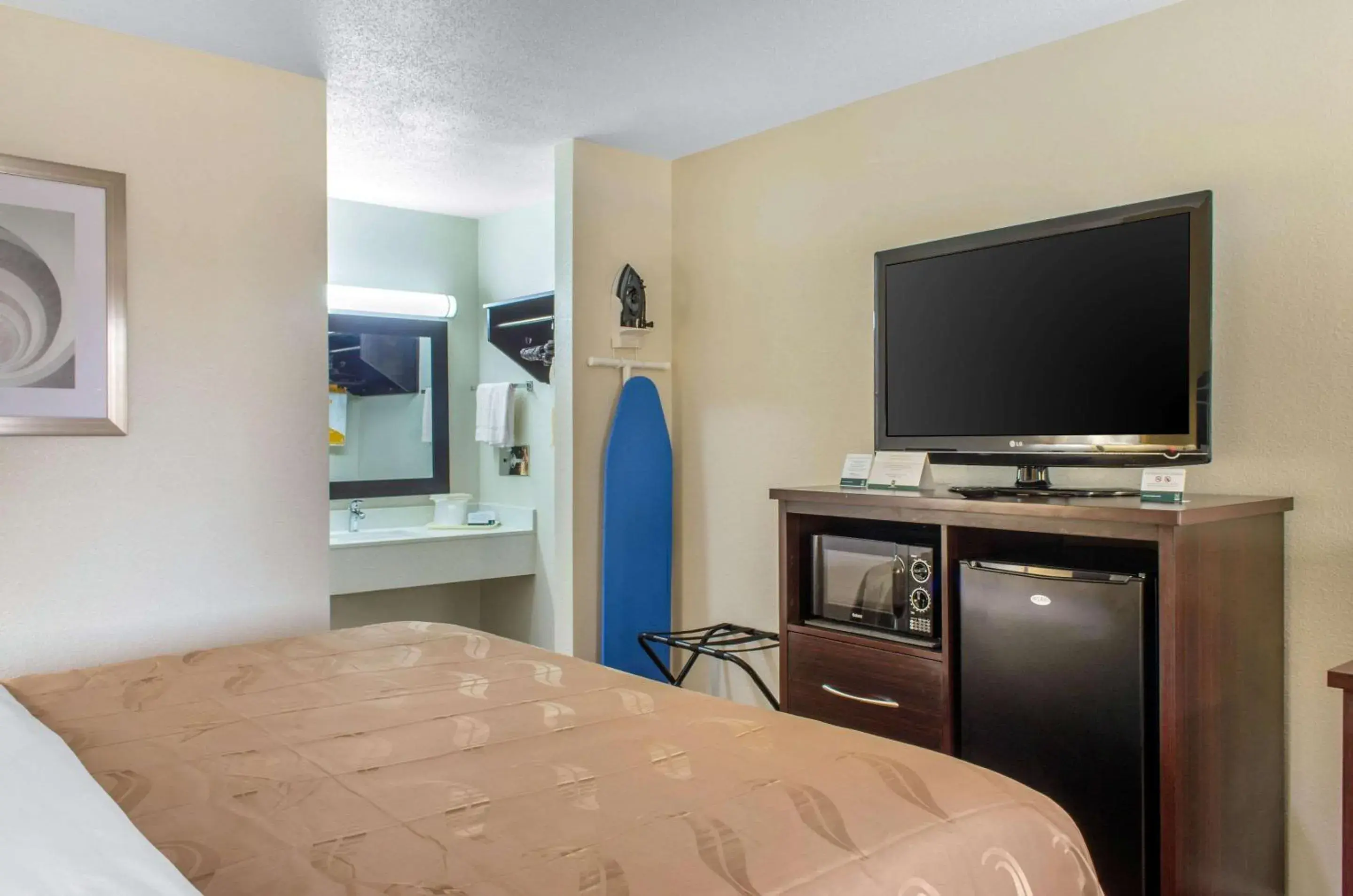 Photo of the whole room, Bed in Quality Inn McComb Photo of the whole room, Bed in Quality Inn McComb