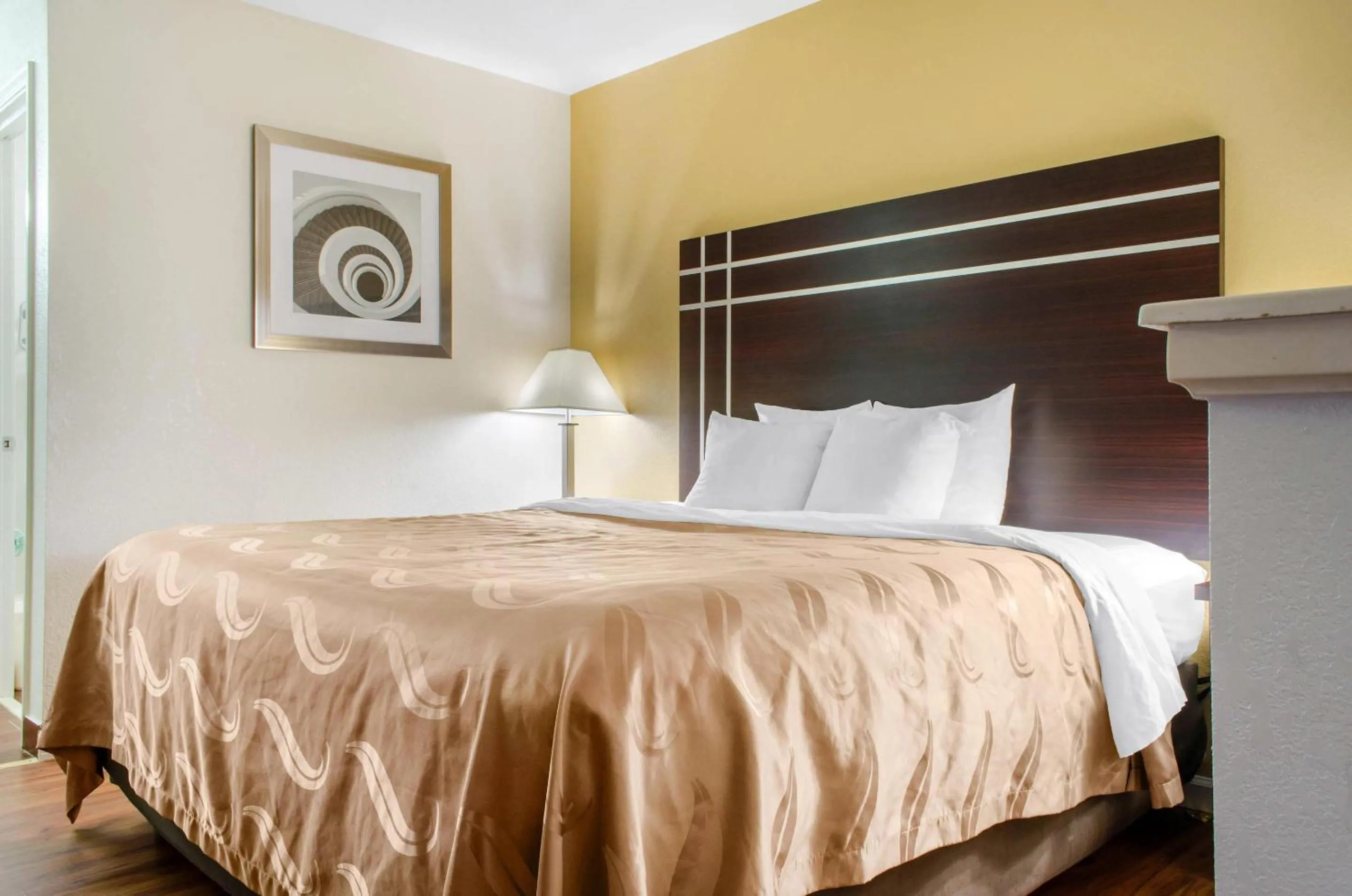 Bedroom, Bed in Quality Inn McComb