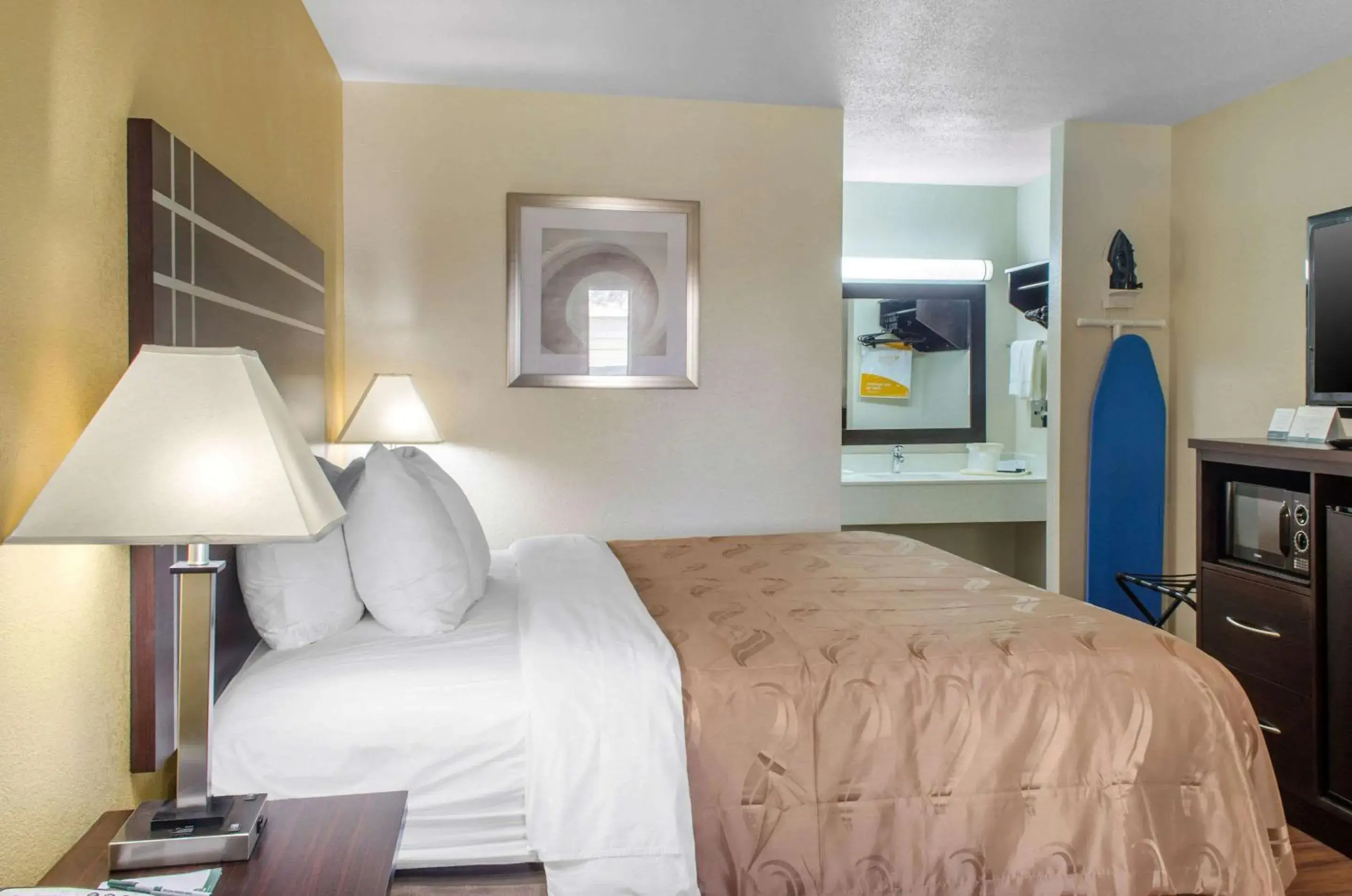 Photo of the whole room, Bed in Quality Inn McComb Photo of the whole room, Bed in Quality Inn McComb