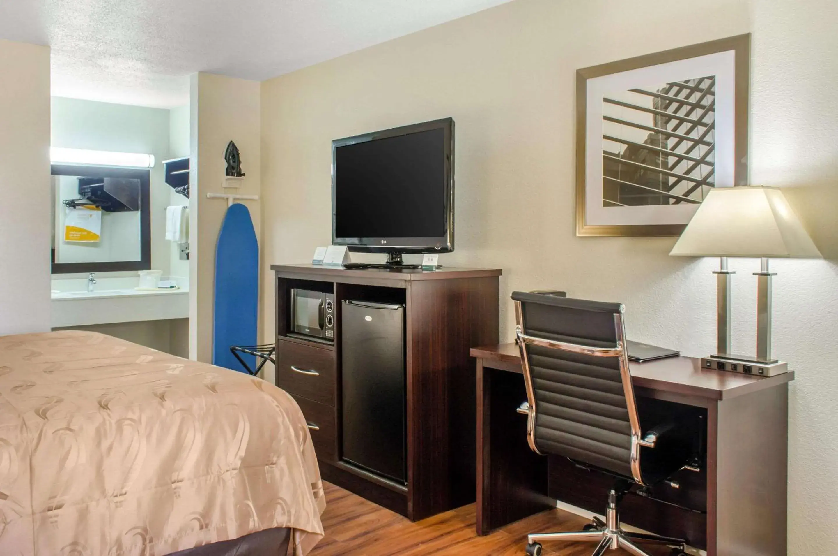 Photo of the whole room, Bed in Quality Inn McComb Photo of the whole room, Bed in Quality Inn McComb