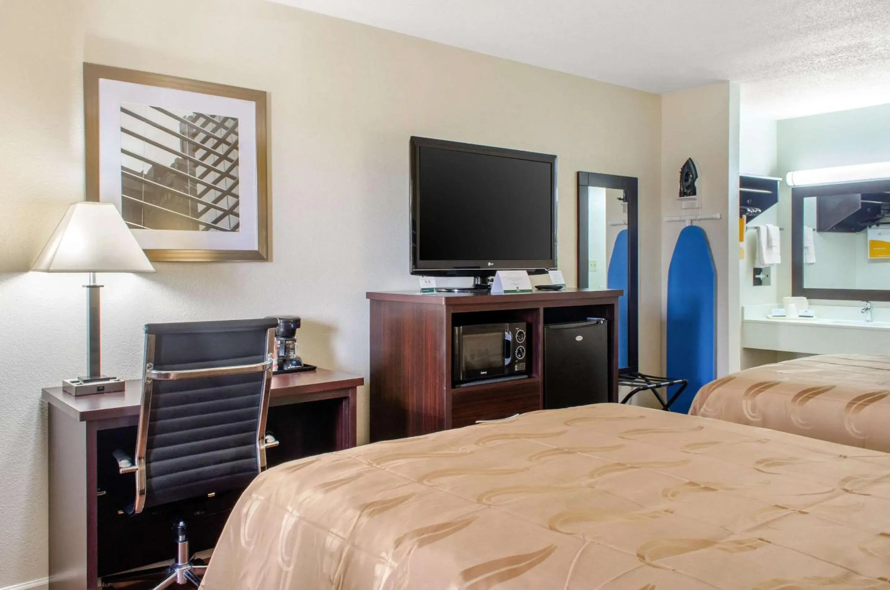 Photo of the whole room, Bed in Quality Inn McComb Photo of the whole room, Bed in Quality Inn McComb