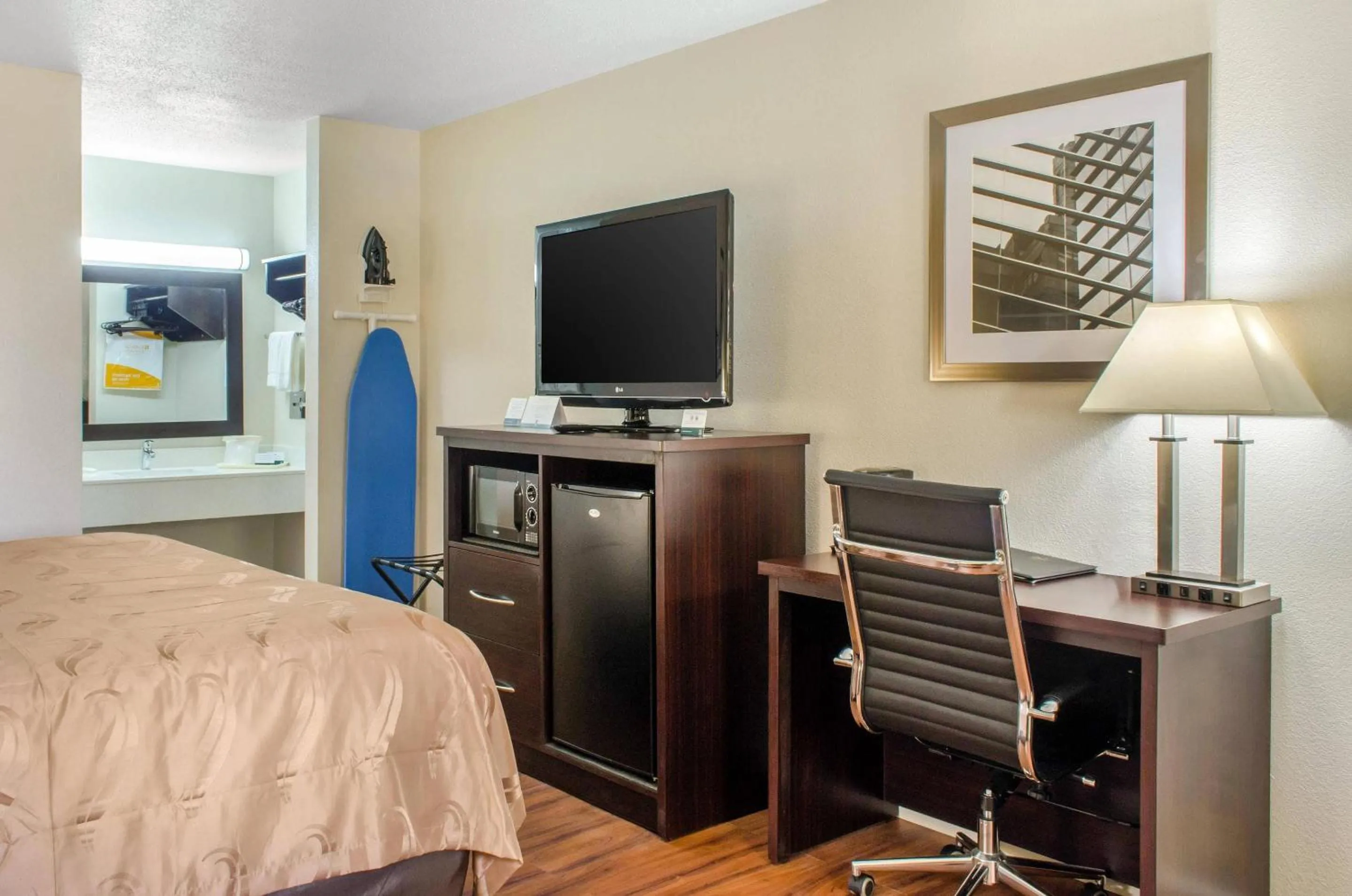 Bedroom, Bed in Quality Inn McComb